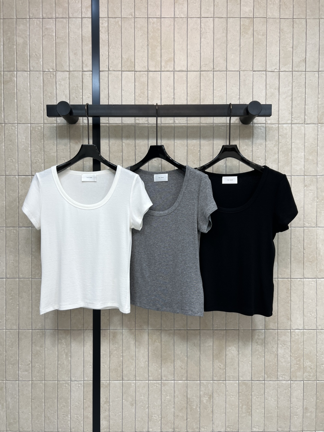 NO:792379,26 spring and summer new style, right shoulder U-neck short-sleeved T-shirt, moderate elasticity, skin-friendly and breathable, super comfortable to wear in summer!  The U-neck design modifies the neck line and exposes the collarbone. It is elegant and slimming. The straight-shoulder cut optimizes the proportion of the shoulders. It can also be easily controlled by women with fat or round shoulders. It can be worn for commuting, leisure, and vacation. It is OK to wear alone or layered!  A must-have basic item for your summer wardrobe ~ Three colors and three sizes Size/S-M-L,, T-shirt, tees, t-shirt,1986090926春夏新款 正肩U领短袖T恤 弹力适中 亲肤透气 夏天穿超舒服！U领设计修饰颈部线条 锁骨小露 优雅又显瘦 正肩剪裁优化肩部比例 微胖或圆肩姐妹也能轻松驾驭 通勤、休闲、度假都能hold住 单穿或内搭都很OK！夏季衣橱必备基础款哦~三色三码 Size/S-M-L,,T-shirt,tees，t-shirt,,Women's clothing