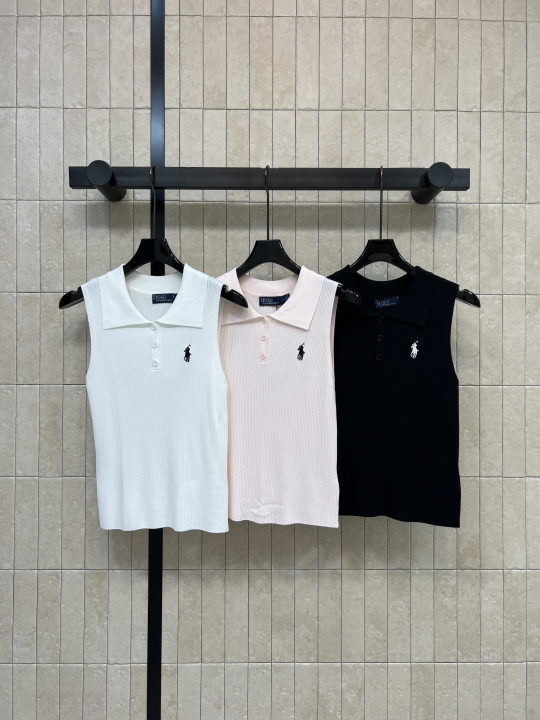 NO:792378,26 spring and summer new Polo collar knitted vest, classic Polo collar + sleeveless design, simple and versatile!  Soft knitted fabric, breathable and skin-friendly, super comfortable to wear in spring and summer ~ the pony embroidery on the chest is super recognizable. The short cut highlights the waistline. It looks great with jeans or skirts. It is available in off-white, light pink, and black colors. It can be easily used for daily outings, commuting, and leisure. It is very fashionable to wear alone or layered!  Three colors and three sizes Size/S-M-L,,skirts,jeans,1986090926春夏新款 POLO领针织背心 经典Polo领+无袖设计 简约又百搭！柔软针织面料 透气亲肤 春夏穿超舒服～胸前小马刺绣超有辨识度 短款剪裁显腰线 搭牛仔裤或半裙都很出彩汁 米白、浅粉、黑色多色可选 日常出街、通勤、休闲都能轻松驾驭 单穿叠穿都很时髦！三色三码 Size/S-M-L,,skirts,jeans,,Women's clothing