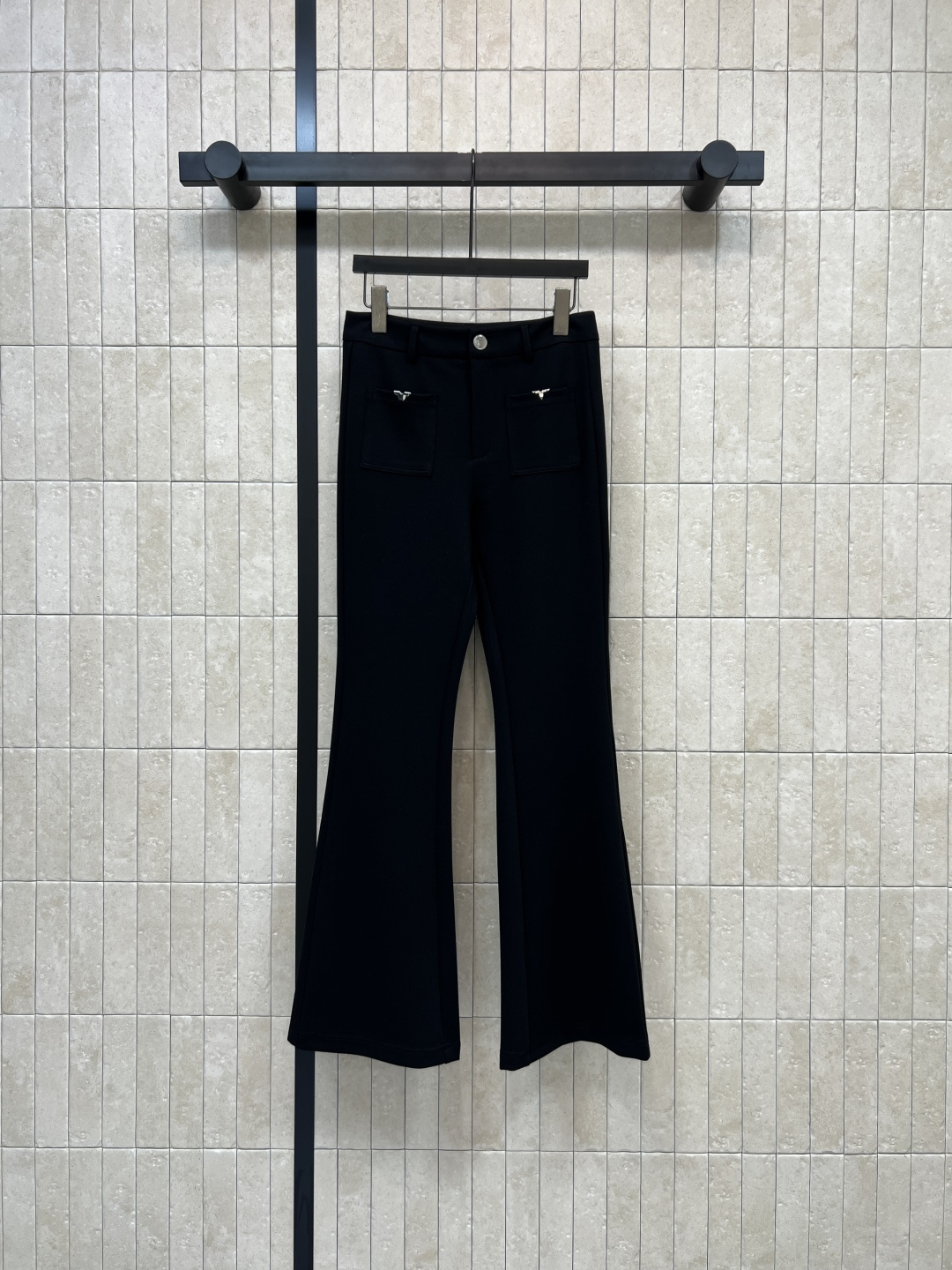 NO:792982,L's 26 spring and summer new style black high-waisted boot-cut trousers, drapey fabric, high-waisted design + boot-cut trousers, slimming and taller without highlighting the leg shape, embellished with exquisite small labels, light luxury hidden in the details, simple but not monotonous, black and versatile, looks great with short tops, shirts or sweaters, easy to switch between multiple styles, three sizes in one color, S-M-L,, louis vuitton, shirts,19860909L家 26春夏新款 黑色高腰微喇裤 垂坠感面料 高腰设计+微喇裤型 显瘦显高不挑腿型 点缀精致小标 细节里藏着轻奢感 简约不单调 黑色百搭 配短上衣 衬衫或针织衫都很出彩 轻松切换多种风格 一色三码 S-M-L,,louis vuitton,shirts,,Women's clothing