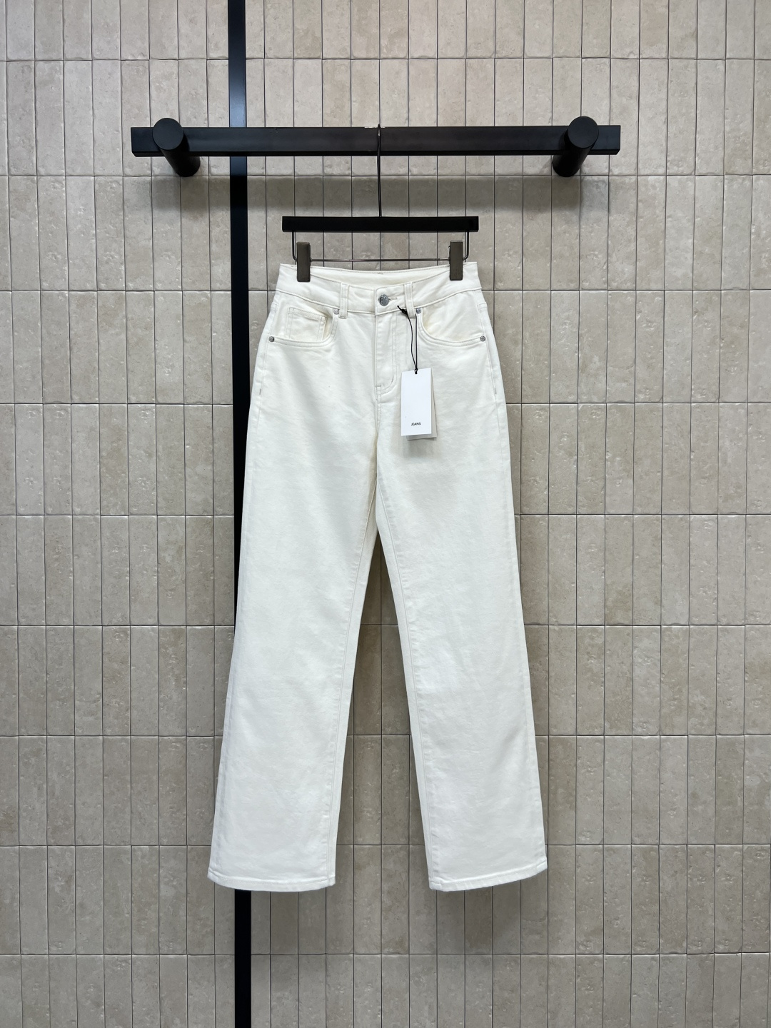NO:792988,26 spring and summer new style white straight jeans. Visually raises the waistline. Modifies various leg shapes. It hides fat and makes the legs straight and straight. The denim fabric is full of drape. Not easy to deform. Breathable and wear-resistant. Exquisite metal buckle + pocket design. Pair with T-shirt, shirt or short top. A set will give you a clean and refreshing atmosphere when you go out. Suitable for daily/outing. Three sizes in one color, S-M-L, jeans, shirts, tees, t-shirt,1986090926春夏新款 白色直筒牛仔裤 视觉拉高腰线 修饰各种腿型 藏肉显瘦还显腿直挺括牛仔面料垂坠感十足 不易变形 透气耐磨 精致金属扣+口袋设计 搭配T恤 衬衫或短上衣 一套出门就是干净清爽的氛围感 日常/出游都超适配 一色三码 S-M-L,,jeans,shirts,tees，t-shirt,,Women's clothing