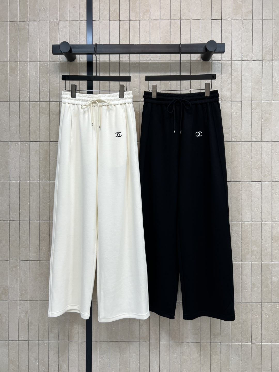 NO:792994,Xiaoxiangjia 26 new spring and summer style high-waisted drawstring wide-leg casual pants soft waxy air-layer fabric drawstring elastic waist design full of drape breathable in spring and summer to modify the waistline and flexible wide-leg version covers the flesh and looks slim Pear-shaped body friendly simple and detailed sense of commuting casual wear at home with sweaters or T-shirts easy to get lazy style wear two colors and three sizes S-M-L, chanel, tees, t-shirt,19860909小香家 26春夏新款 高腰抽绳阔腿休闲裤 软糯空气层面料 抽绳松紧腰设计 垂坠感十足 春夏也透气修饰腰线又灵活 阔腿版型遮肉显瘦 梨形身材友好 简约又有细节感 通勤 休闲 居家搭配针织衫或T恤 轻松get慵懒风穿搭 两色三码 S-M-L,,chanel,tees，t-shirt,,Women's clothing