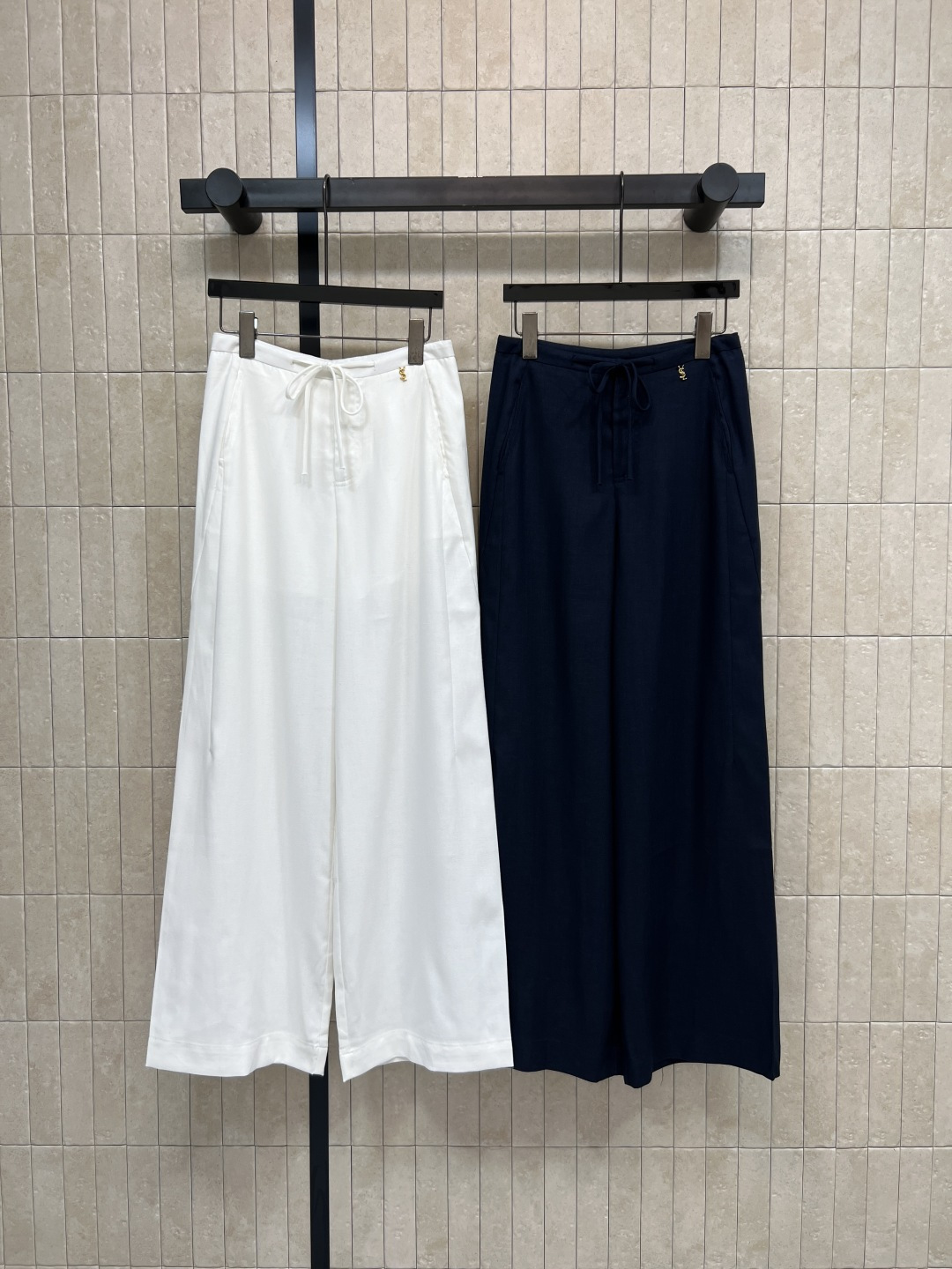 NO:792997,YSL's 26 spring and summer new style high-waisted wide-leg pants. Made of light and breathable cotton fabric. Drawstring waist + YSL small gold label. Simplicity hides elegance. Not picky about body shape. Friendly to the waist and abdomen. Freely adjustable elasticity. Comfortable. Brings elegance on the road. Easy to control for commuting, leisure and vacation. White and versatile. Pair with T-shirt, shirt or sweater. Simple and advanced. Two colors and three sizes. S-M-L, saint laurent, louis  vuitton,shirts,tees,t-shirt,19860909YSL家 26春夏新款 高腰阔腿裤 采用轻薄透气棉质面料 抽绳腰+YSL小金标 简约中藏着贵气 不挑身材 对腰腹友好 自由调节松紧 舒适感拉满 路自带飘逸感 通勤 休闲 度假都能轻松驾驭 白色百搭 随手搭T恤 衬衫或针织衫 简约又高级两色三码 S-M-L,,saint laurent,louis vuitton,shirts,tees，t-shirt,,Women's clothing