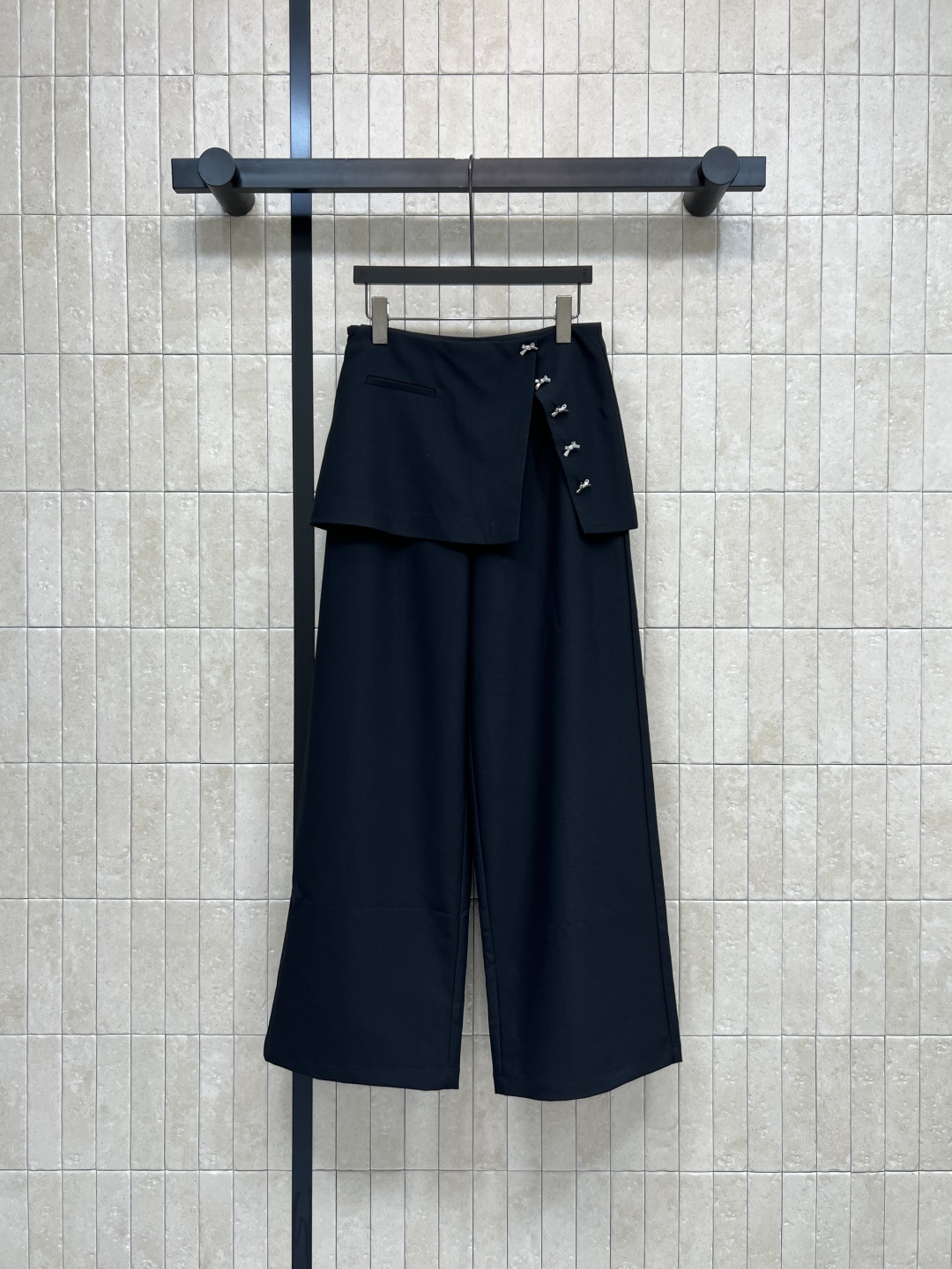 NO:793001,26 spring and summer new style Korean-style wide-leg pants. Stiff suit fabric. Drape wide-leg version. Side bow buckle details. It is both decoration and the finishing touch. Detail control is ecstatic. High-waist tailoring. Visually taller. Friendly for small people. Pair with shirts, sweaters or short coats. Easily get Korean style lazy style. Three sizes in one color, S-M-L,, jackets & coats, shirts, business suit,1986090926春夏新款 韩系屁帘阔腿裤 挺括西装面料 垂坠感阔腿版型 侧边蝴蝶结盘扣细节 既是装饰也是点睛之笔 细节控狂喜 高腰剪裁 视觉显高 对小个子友好 搭配衬衫 针织衫或短外套 轻松get韩系慵懒风穿搭 一色三码 S-M-L,,jackets & coats,shirts,business suit,,Women's clothing