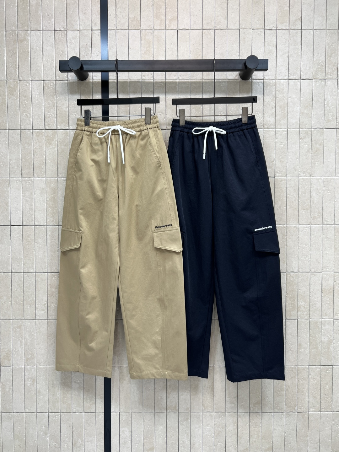NO:793009,AW's 26 spring and summer new style workwear wide-leg pants. Drawstring waist + wide-leg version. Comfortable and slim without being unattractive. Large side pockets. Workwear-like and sophisticated feel. Versatile and stylish. Conceals fat and looks slim. Modifies leg shape. Not picky about body shape. Easy to put on and take off. Can be adjusted freely for commuting, leisure and outdoor. Two colors and three sizes S-M-L,,19860909AW家 26春夏新款 工装阔腿裤 抽绳腰+阔腿版型 舒适显瘦不挑人 侧边大口袋工装感与精致感并存 百搭又有态度 藏肉显瘦 修饰腿型 不挑身材 穿脱方便还能自由调节松紧 通勤 休闲 户外都能轻松驾驭 两色三码 S-M-L,,,Women's clothing