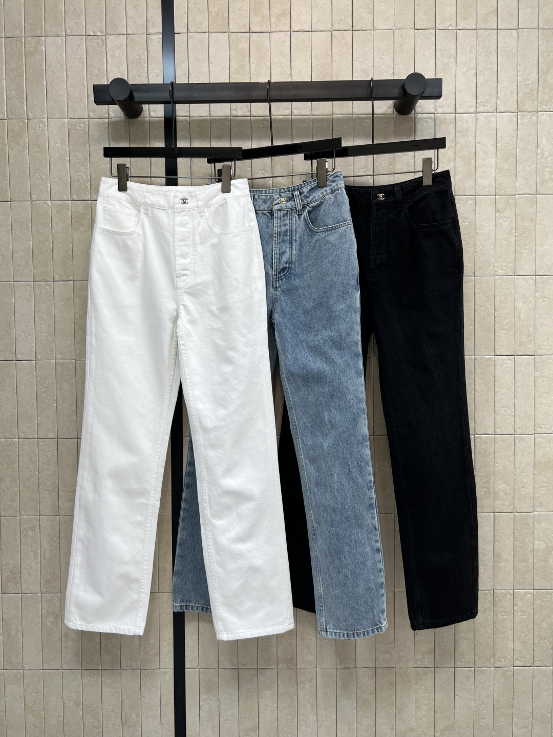 NO:793013,Xiaoxiangjia 26 spring and summer new style wide-leg jeans, with classic high-waist design, not easy to deform, breathable and wear-resistant, simple design, metal buckle + classic version, a timeless wardrobe necessity. Pair it with a T-shirt, shirt or short top. A set will give you a lazy and casual atmosphere when you go out. Three colors and three codes S-M-L,,chanel,jeans,shirts,tees,t-shirt,19860909小香家 26春夏新款 阔腿牛仔裤 采用经典高腰设计 不易变形 透气耐磨 简约设计 金属扣+经典版型 永不过时的衣橱刚需 搭配T恤 衬衫或短上衣 一套出门就是慵懒随性的氛围感 三色三码 S-M-L,,chanel,jeans,shirts,tees，t-shirt,,Women's clothing