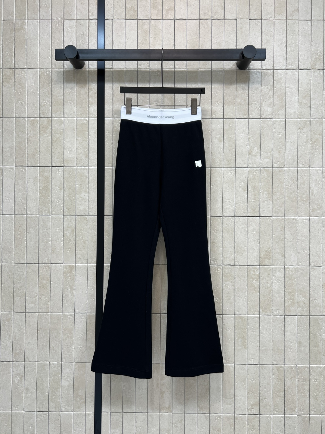 NO:792998,AW's 26 spring and summer new style black bootcut casual pants, contrasting logo elastic waist, full of elasticity, skin-friendly but not stuffy, contrasting waistband + brand print, visually enhanced, full of recognition, fits the leg shape and slightly spreads out at the trouser legs, modifies the leg shape, hides the flesh and makes the legs look longer in seconds, looks great with light or bright-colored tops, three sizes in one color, S-M-L,,19860909AW家 26春夏新款 黑色微喇休闲裤 撞色logo松紧腰 弹力十足 亲肤不闷 撞色腰头+品牌印花 视觉显高 辨识度拉满 贴合腿型又在裤脚微微散开 修饰腿型 藏肉显瘦 秒变大长腿 随便配浅色或亮色上衣都很出彩 一色三码 S-M-L,,,Women's clothing