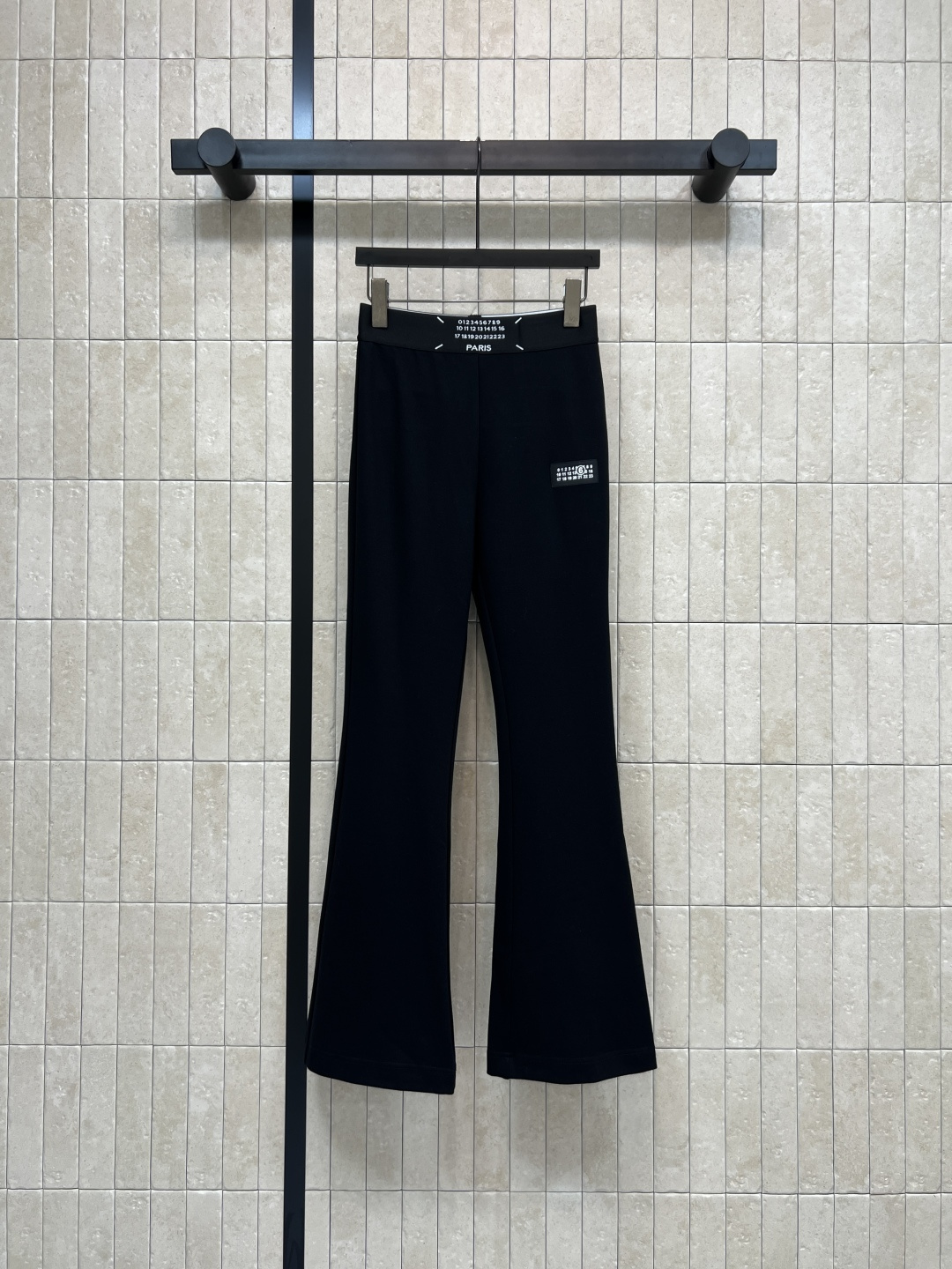 NO:793002,26 spring and summer new style black slightly flared casual pants, high waist design + slightly flared trousers, slimming and leg length, super plus point, good drape of fabric, comfortable to wear, low-key, simple daily commuting, easy to control in leisure, paired with one-shoulder, tube top or slim knitted top, easy to get sweet cool or simple style, three sizes in one color, S-M-L,,1986090926春夏新款 黑色微喇休闲裤 高腰设计+微喇叭裤脚 显瘦显腿长超加分 面料垂感好 穿着舒适 低调 简约日常通勤 休闲都能轻松驾驭 搭配一字肩 抹胸或修身针织上衣 轻松get甜酷or简约风 一色三码 S-M-L,,,Women's clothing