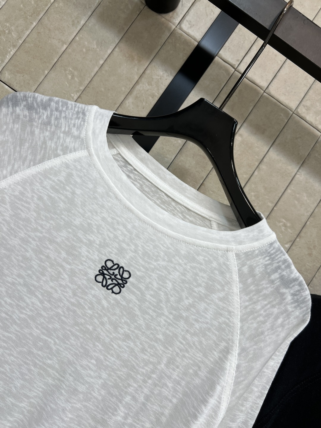 LW家  26春夏新款 logo刺绣长袖T恤  采用轻薄透气棉质面料  插肩袖+宽松版型  简约中藏着高