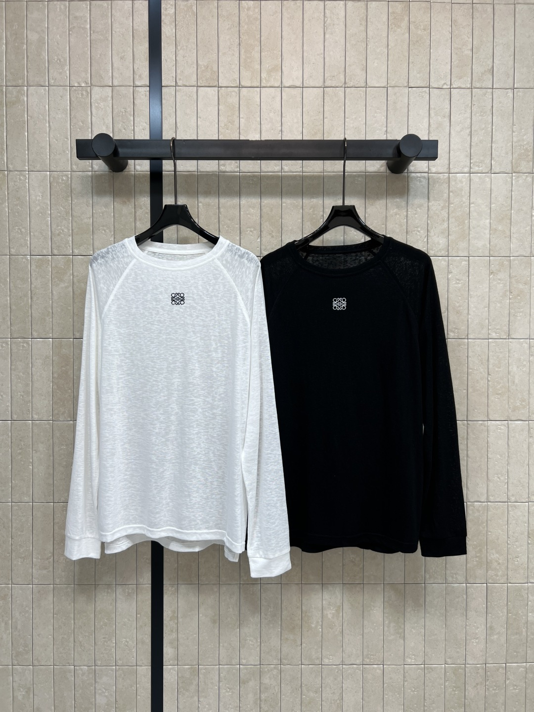 NO:793015,LW's new spring and summer 26 logo embroidered long-sleeved T-shirt. Made of light and breathable cotton fabric. Raglan sleeves + loose fit. Simplicity hides a sense of luxury. Modify the body. Comfortable. Not picky about body shape. Round neck and loose cut. Wear alone or layered. Easy to manage for casual commuting. Two colors. One size fits all, tees, t-shirt,19860909LW家 26春夏新款 logo刺绣长袖T恤 采用轻薄透气棉质面料 插肩袖+宽松版型 简约中藏着高级感 修饰身形 舒适自在 不挑身材 圆领宽松剪裁 单穿或内搭 休闲通勤都能轻松驾驭 两色 均码,,tees，t-shirt,,Women's clothing