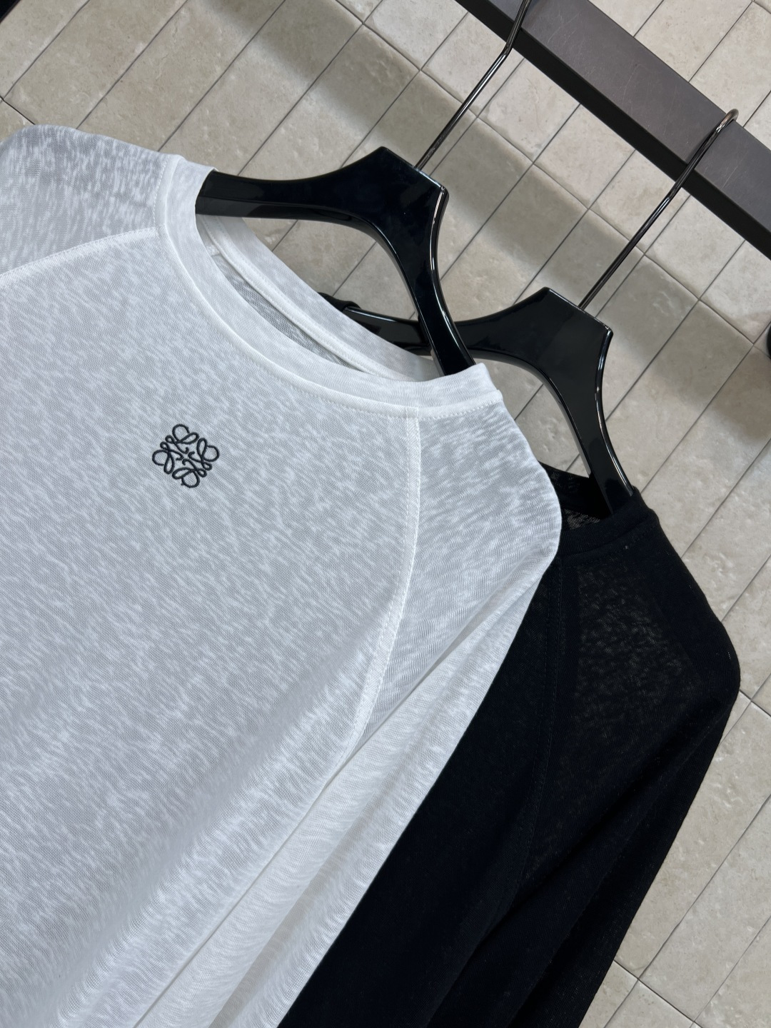 LW家  26春夏新款 logo刺绣长袖T恤  采用轻薄透气棉质面料  插肩袖+宽松版型  简约中藏着高