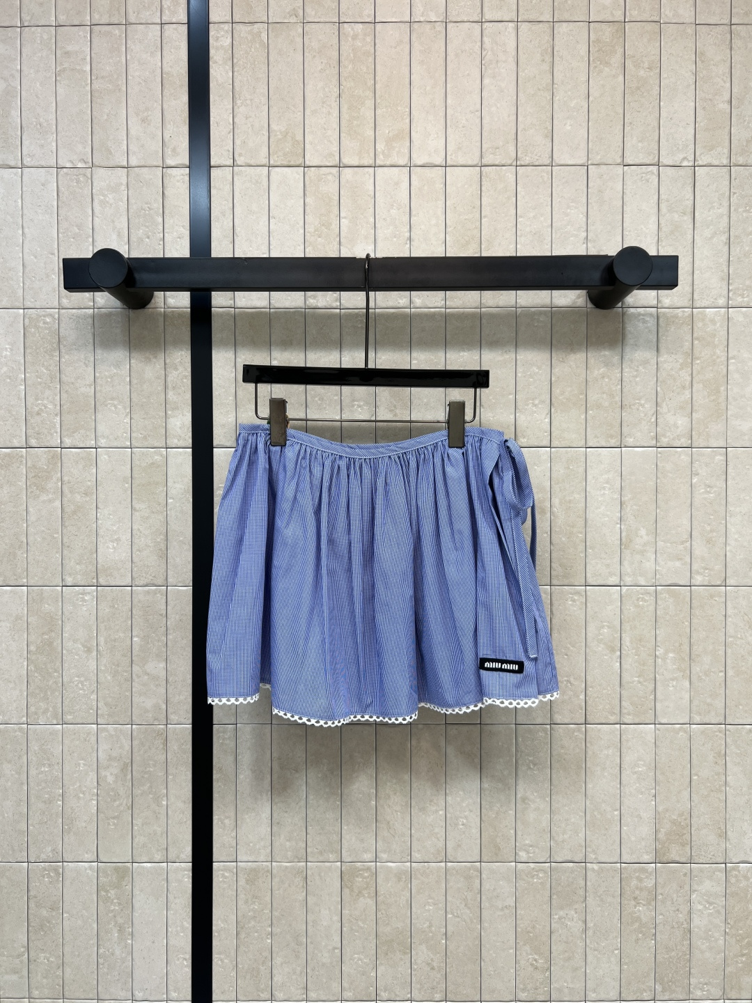 NO:793010,MIU's 26 spring and summer new style blue plaid half skirt, blue and white fine plaid + large pleats, slim and smart, lace and side ties, delicate and full, sweet and cool, not picky, daily commuting, suitable for campus wear or casual occasions, paired with the same series of shirts or knitted vests, easy to get age-reducing college style, three sizes in one color S-M-L,,miumiu,skirts,shirts,19860909MIU家 26春夏新款 蓝色格纹半 短裙 蓝白细格纹+褶皱大摆 显瘦又灵动 蕾丝花边和侧边系带 精致感拉满 甜酷兼具不挑人 日常通勤 校园穿搭或休闲场合都很适合 搭配同系列衬衫或针织背心 轻松get减龄学院风一色三码 S-M-L,,miumiu,skirts,shirts,,Women's clothing