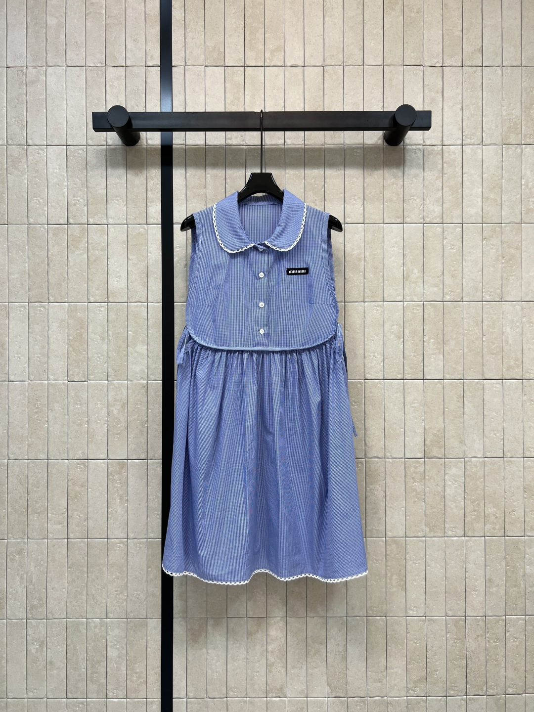 NO:793006,MIU Home 26 Spring and Summer New Style Blue and white striped doll collar dress Blue and white pinstripes + doll collar lace Retro age reduction Sleeveless design Slim and layered Loose A-line skirt Hidden flesh and versatile without being picky about your figure Wear alone to make you a energetic girl Layer coats to unlock one color and three sizes for commuting S-M-L,,miumiu,skirts,jackets & coats,19860909MIU家 26春夏新款 蓝白条纹娃娃领连衣裙 蓝白细条纹+娃娃领蕾丝边 复古减龄 无袖设计 显瘦又有层次 宽松A字裙摆 藏肉百搭不挑身材 单穿就是元气少女 叠穿外套也能解锁通勤穿搭一色三码 S-M-L,,miumiu,skirts,jackets & coats,,Women's clothing