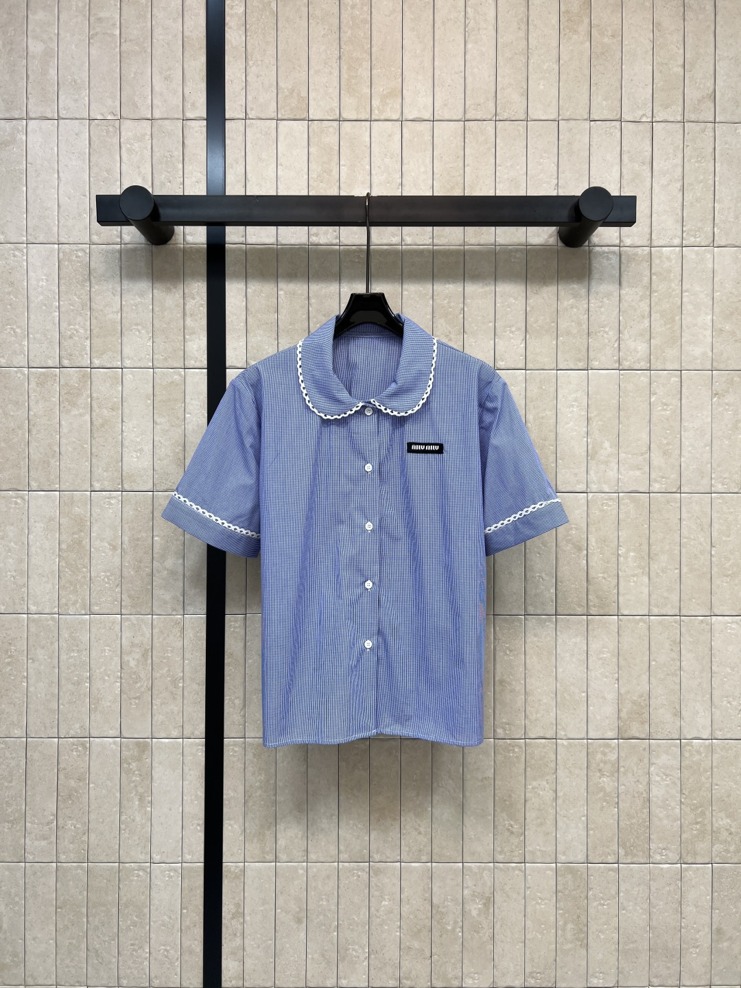 NO:793014,MIU's 26 new spring and summer style blue college-style short-sleeved shirt, light blue base with white fine plaid, exquisite white embroidered lace on the collar and cuffs, black logo embroidery details on the chest, soft cotton poplin, slim straight fit, comfortable and elegant, retro college style, paired with the same series of plaid skirts or casual, easy to create a youthful and age-reducing look, commuting, dating, and every day, three codes in one color  S-M-L,,miumiu,skirts,shirts,T-shirt,19860909MIU家 26春夏新款 蓝色学院风短袖衬衫 浅蓝底配白色细格纹 领口和袖口有精致白色刺绣花边 胸前黑色logo刺绣细节 柔软棉质府绸 修身直筒版型 舒适又显气质 复古学院风 搭配同系列格纹裙或休闲 轻松打造青春减龄look 通勤 约会 日常都很适合哦 一色三码 S-M-L,,miumiu,skirts,shirts,T-shirt,,Women's clothing