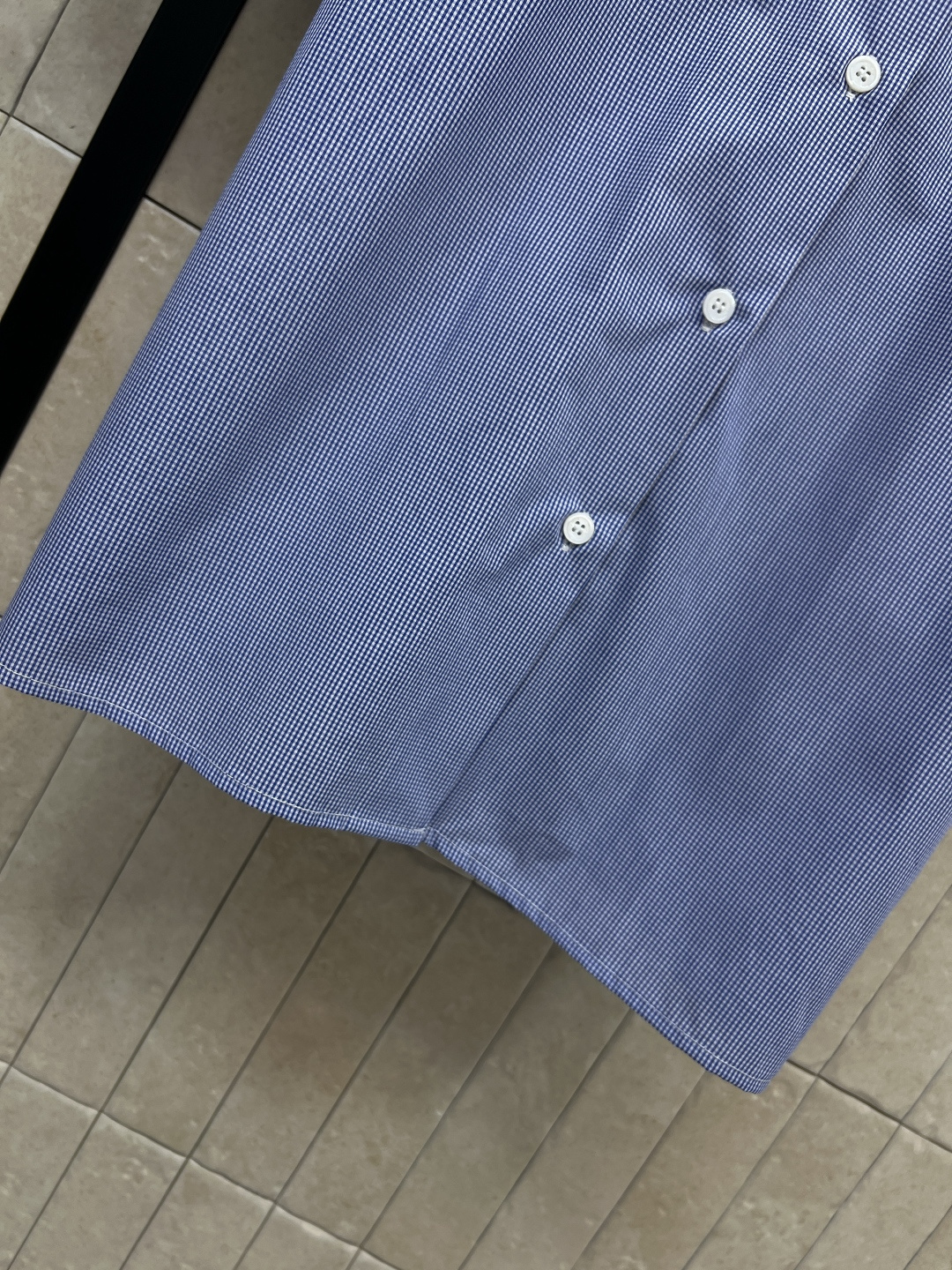 MIU家 26春夏新款 蓝色学院风短袖衬衫 浅蓝底配白色细格纹  领口和袖口有精致白色刺绣花边  胸前黑