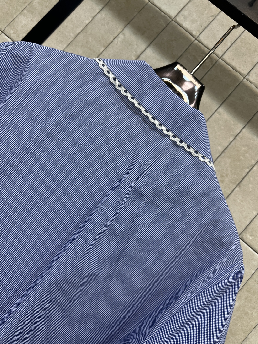 MIU家 26春夏新款 蓝色学院风短袖衬衫 浅蓝底配白色细格纹  领口和袖口有精致白色刺绣花边  胸前黑