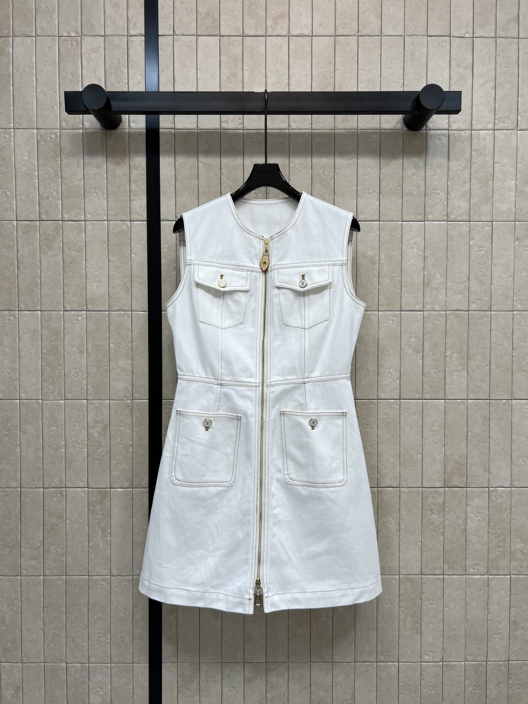NO:793507,L's new spring and summer 26 white denim sleeveless dress. High-quality denim. Wear-resistant and comfortable. Simple round neck. Fits the neck line. Double pocket design on the chest and hem. Adds layering. Golden double-headed zipper. The opening and closing height can be adjusted freely. Easy to put on and take off. Easily manageable for daily commuting and outdoors. Pair with sports shoes or boots. Casual and fashionable. Four sizes in one color. S-M-L-XL, Louis  vuitton,boots,sneakers,skirts,19860909L家 26春夏新款 白牛仔无袖连衣裙 高品质牛仔布 耐磨又舒适 简约圆领 贴合颈部线条 胸前+下摆双口袋设计 增加层次感 金色双头拉链 可自由调节开合高度 穿脱方便 日常 通勤 户外都能轻松驾驭 搭配运动鞋或短靴 随性又时髦 一色四码 S-M-L-XL,,louis vuitton,boots,sneakers,skirts,,Women's clothing