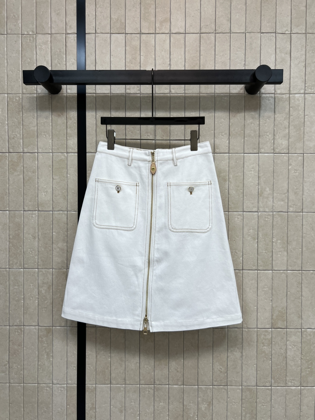 NO:793503,L's 26 new spring and summer style white denim zipper skirt, double pockets + gold two-way zipper + topstitching technology, durable and good-looking. High-waisted A-line version to modify the waist-to-hip ratio. Covers the flesh and looks slim without picking up the figure. Pair it with a white T or sweater in summer. Easily get Korean simple style. Moderate skirt length. OK for commuting and casual wear. Four sizes in one color S-M-L-XL,, louis vuitton, skirts,19860909L家 26春夏新款 白牛仔拉链半裙 双口袋+金色双向拉链+明线工艺耐穿又耐看 高腰A字版型 修饰腰臀比例 遮肉显瘦不挑身材 夏天搭配白T或针织衫 轻松get韩系简约风 裙长适中 通勤休闲都OK 一色四码 S-M-L-XL,,louis vuitton,skirts,,Women's clothing