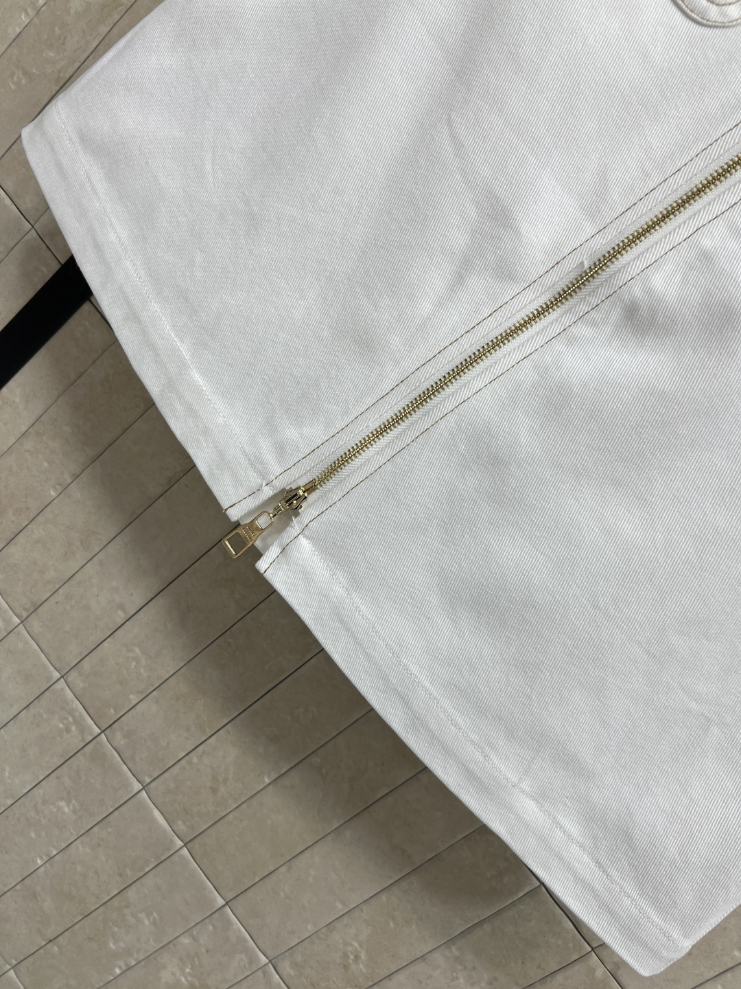 L家 26春夏新款 白牛仔拉链半裙 双口袋+金色双向拉链+明线工艺   耐穿又耐看 高腰A字版型  修饰