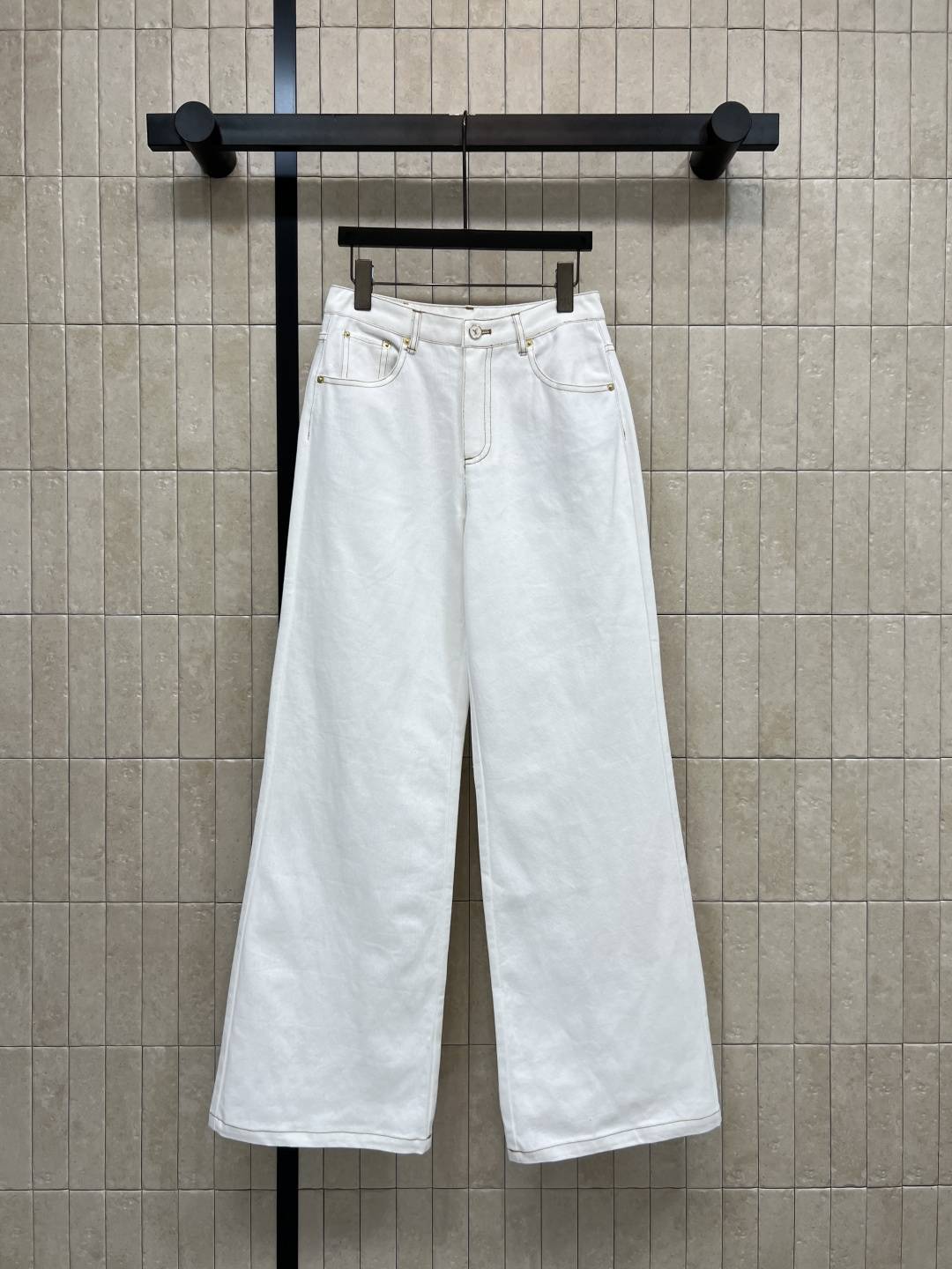 NO:793516,L's 26 spring and summer new style. White denim high-waisted and wide-legged. Classic five-pocket design + metal buttons. Simple and practical. High-waisted tailoring to modify the waistline. Wide-leg version shows long legs. Friendly pear-shaped body. Perfect drape. In spring and summer, it is OK to wear T-shirts, shirts, sweaters, commuting, and dating. It can be easily controlled for daily outings. Four sizes in one color, S-M-L-XL, Louis Vuitton, shirts, tees, t-shirt,19860909L家 26春夏新款 白牛仔高腰阔腿 经典五袋设计+金属纽扣 简约又实用 高腰剪裁修饰腰线 阔腿版型超显腿长 梨形身材友好 垂坠感满分 春夏随便搭T恤 衬衫 针织衫都OK 通勤 约会 日常出街都能轻松驾驭 一色四码 S-M-L-XL,,louis vuitton,shirts,tees，t-shirt,,Women's clothing