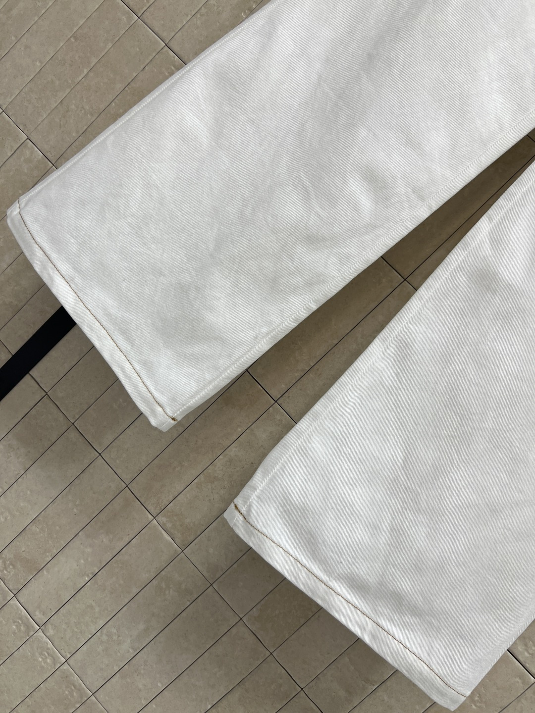 L家 26春夏新款 白牛仔高腰阔腿  经典五袋设计+金属纽扣 简约又实用 高腰剪裁修饰腰线  阔腿版型超