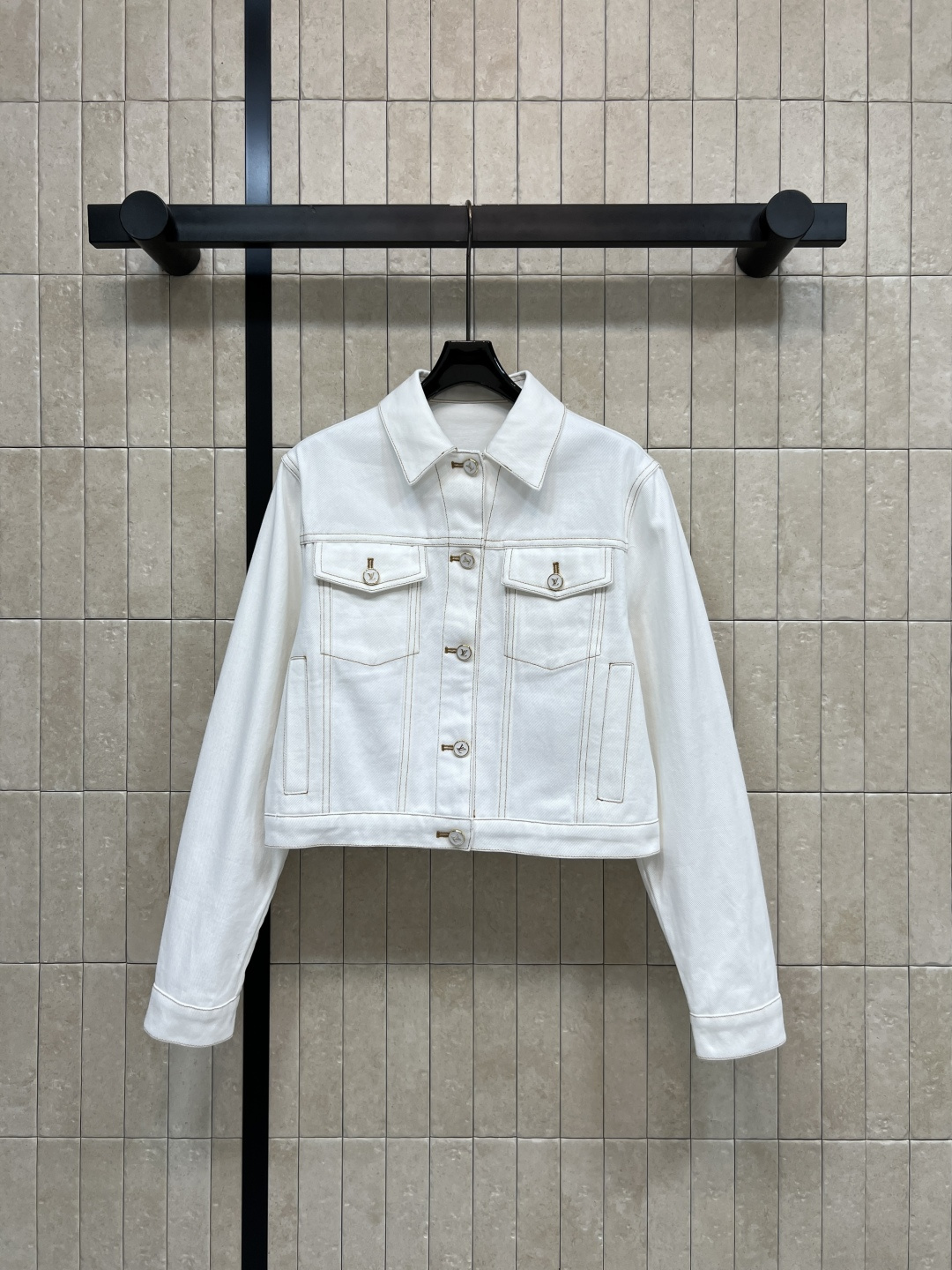 NO:793514,L's 26 new spring and summer style white short denim jacket, classic lapel + symmetrical pocket design, logo metal button embellishment, simple and fashionable, high-quality denim, wear-resistant and comfortable, short cut to show the waistline, paired with high-waisted pants/skirts, easy to get a good proportion, perfect for daily and commuting, four sizes in one color, S-M-L-XL,, louis vuitton, skirts, jackets & coats,19860909L家 26春夏新款 白色短款牛仔外套 经典翻领+对称口袋设计 logo金属纽扣点缀 简约又时髦 高品质牛仔布 耐磨又舒适 短款剪裁超显腰线 搭配高腰裤/裙 轻松get好比例 日常 通勤它都能完美适配 一色四码 S-M-L-XL,,louis vuitton,skirts,jackets & coats,,Women's clothing
