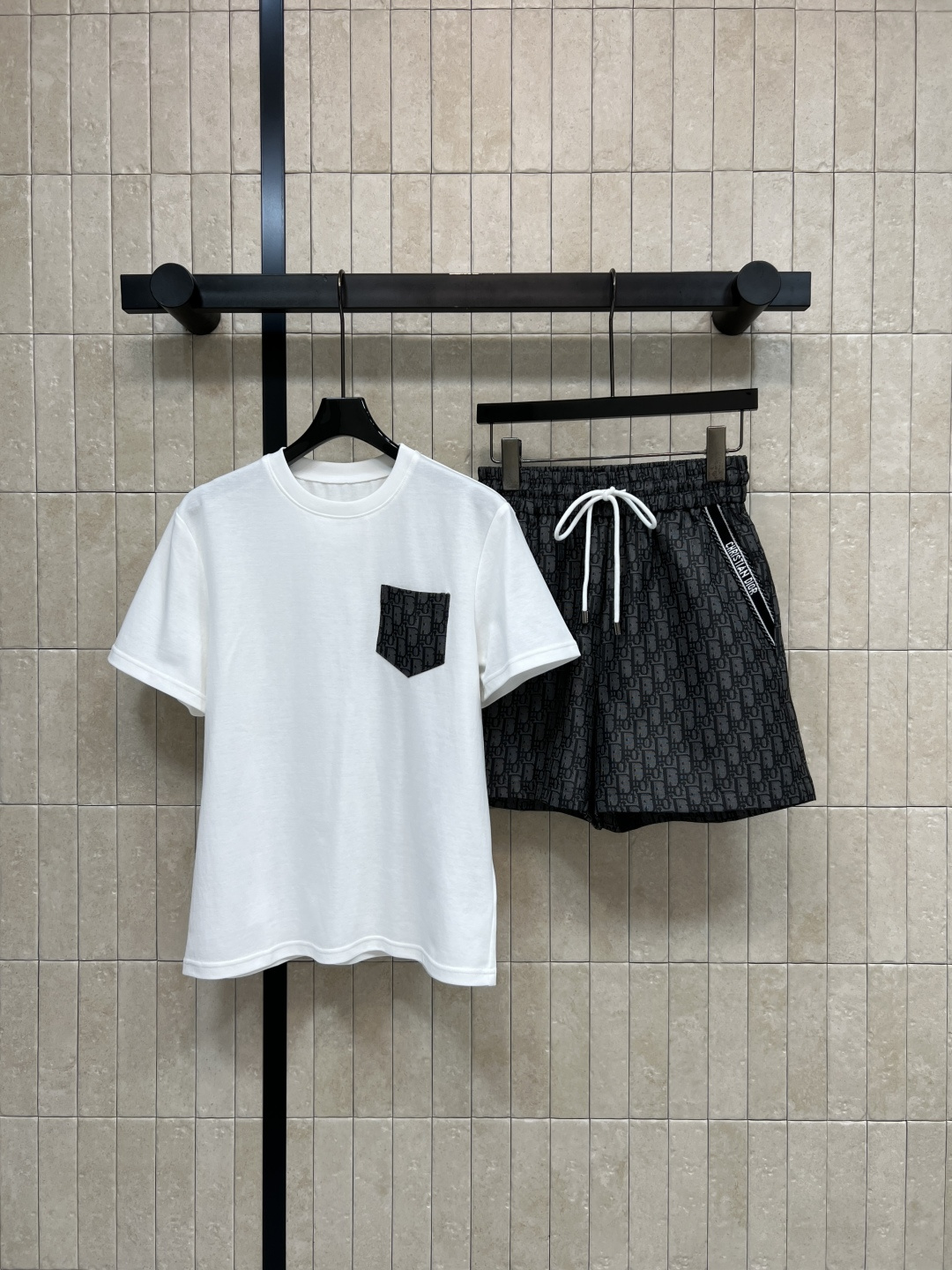 NO:793512,D Home 26 spring and summer new style Presbyopia pocket suit Presbyopia pocket short-sleeved T-shirt + Presbyopia shorts Soft, skin-friendly cotton-like fabric Basic white T + full-print presbyopia pockets Simple yet hidden exquisite details Low-key loose fit + A-line shorts Cover the crotch and hide the belly No need to worry about matching You can get a casual and lazy sense of luxury when you go out with one set  Two colors and three sizes S-M-L,,dior,shorts,T-shirt,tees,t-shirt,19860909D家 26春夏新款 老花口袋套装 老花口袋短袖T恤+老花短裤 软糯亲肤的棉感面料 基础白T+满印老花口袋 简约中藏着精致细节 低调宽松版型+A字短裤 遮胯藏肚 不用费心搭配 一套出门就能get随性慵懒的高级感 两色三码S-M-L,,dior,shorts,T-shirt,tees，t-shirt,,Women's clothing