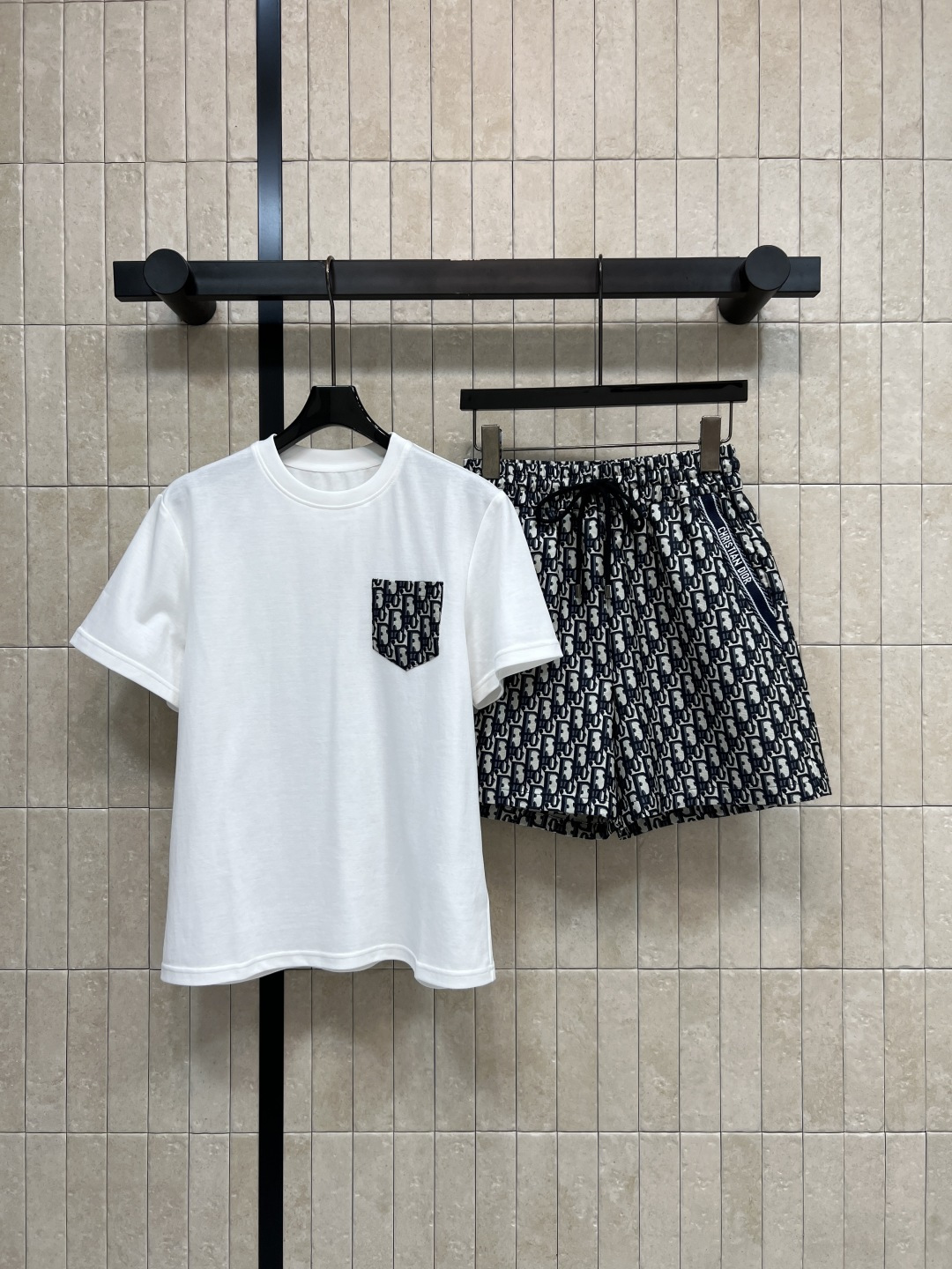 NO:793510,D Home 26 spring and summer new style Presbyopia pocket suit Presbyopia pocket short-sleeved T-shirt + Presbyopia shorts Soft, skin-friendly cotton-like fabric Basic white T + full-print presbyopia pockets Simple yet hidden exquisite details Low-key loose fit + A-line shorts Cover the crotch and hide the belly No need to worry about matching You can get a casual and lazy sense of luxury when you go out with one set  Two colors and three sizes S-M-L,,dior,shorts,T-shirt,tees,t-shirt,19860909D家 26春夏新款 老花口袋套装 老花口袋短袖T恤+老花短裤 软糯亲肤的棉感面料 基础白T+满印老花口袋 简约中藏着精致细节 低调宽松版型+A字短裤 遮胯藏肚 不用费心搭配 一套出门就能get随性慵懒的高级感 两色三码S-M-L,,dior,shorts,T-shirt,tees，t-shirt,,Women's clothing