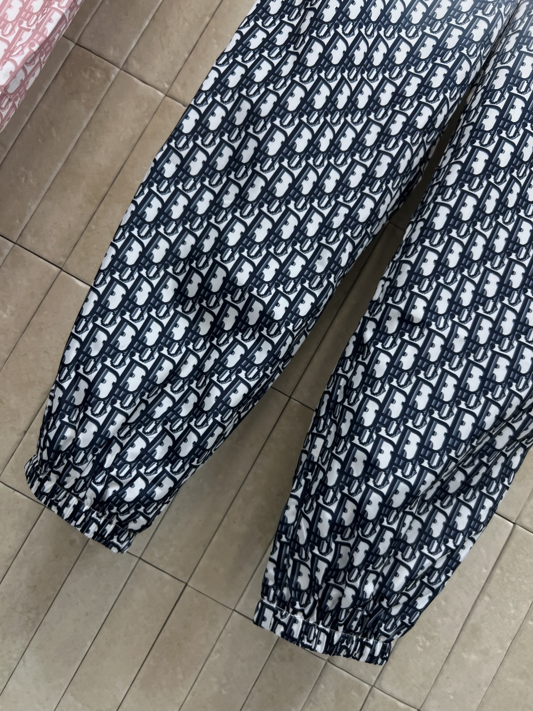 D家  26春夏新款  渐变印花束脚裤  轻薄透气  松紧高腰+束脚裤型  满印老花渐变还有小蜜蜂刺绣 