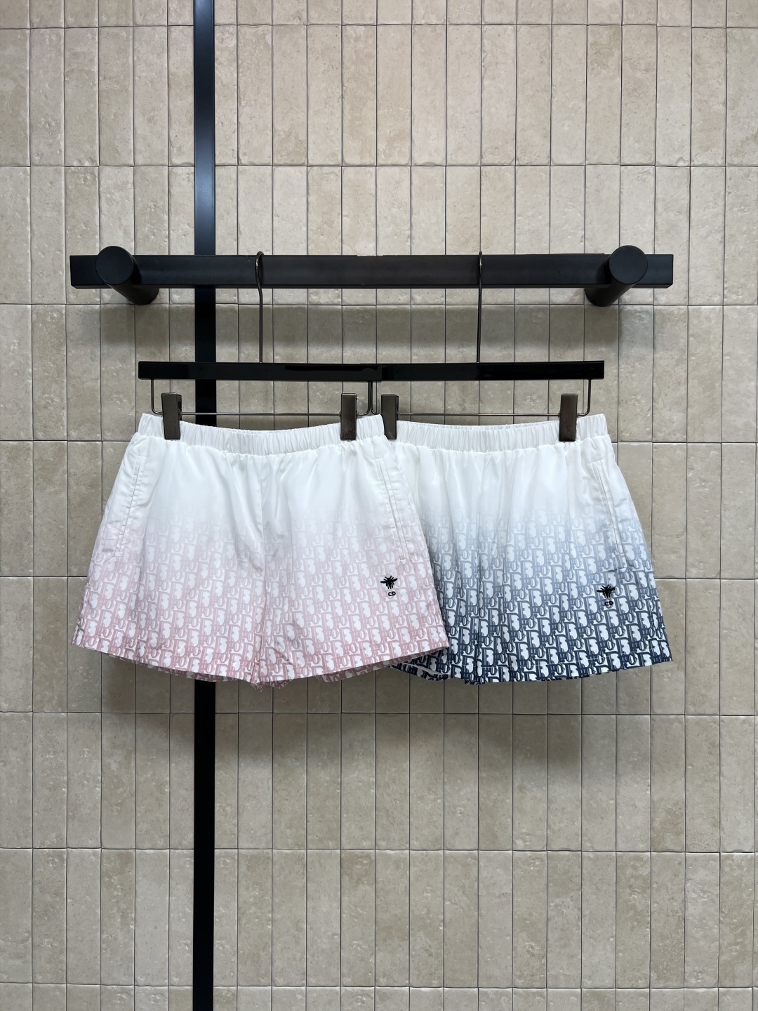 NO:793502,D Home 26 new spring and summer style gradient printed sports shorts. Light and breathable sun protection fabric. Good drape. Anti-wrinkle and easy to take care of. Elastic high waist + A-line wide legs. Modified proportions. Slimming but not bloated. Elastic waist design is easy to put on and take off. Perfect details. Can be easily controlled in daily life or sports. Paired with T-shirts and sneakers. It can directly add a sense of vitality. Two colors and three codes.  S-M-L,,dior,sneakers,shorts,tees,t-shirt,19860909D家 26春夏新款 渐变印花运动短裤 轻薄透气的防晒面料 垂坠感好 抗皱易打理 松紧高腰+A字阔腿 修饰比例 显瘦不臃肿 松紧腰设计穿脱方便 细节满分 日常或运动都能轻松驾驭 搭配T恤 运动鞋 活力感直接拉满 两色三码 S-M-L,,dior,sneakers,shorts,tees，t-shirt,,Women's clothing