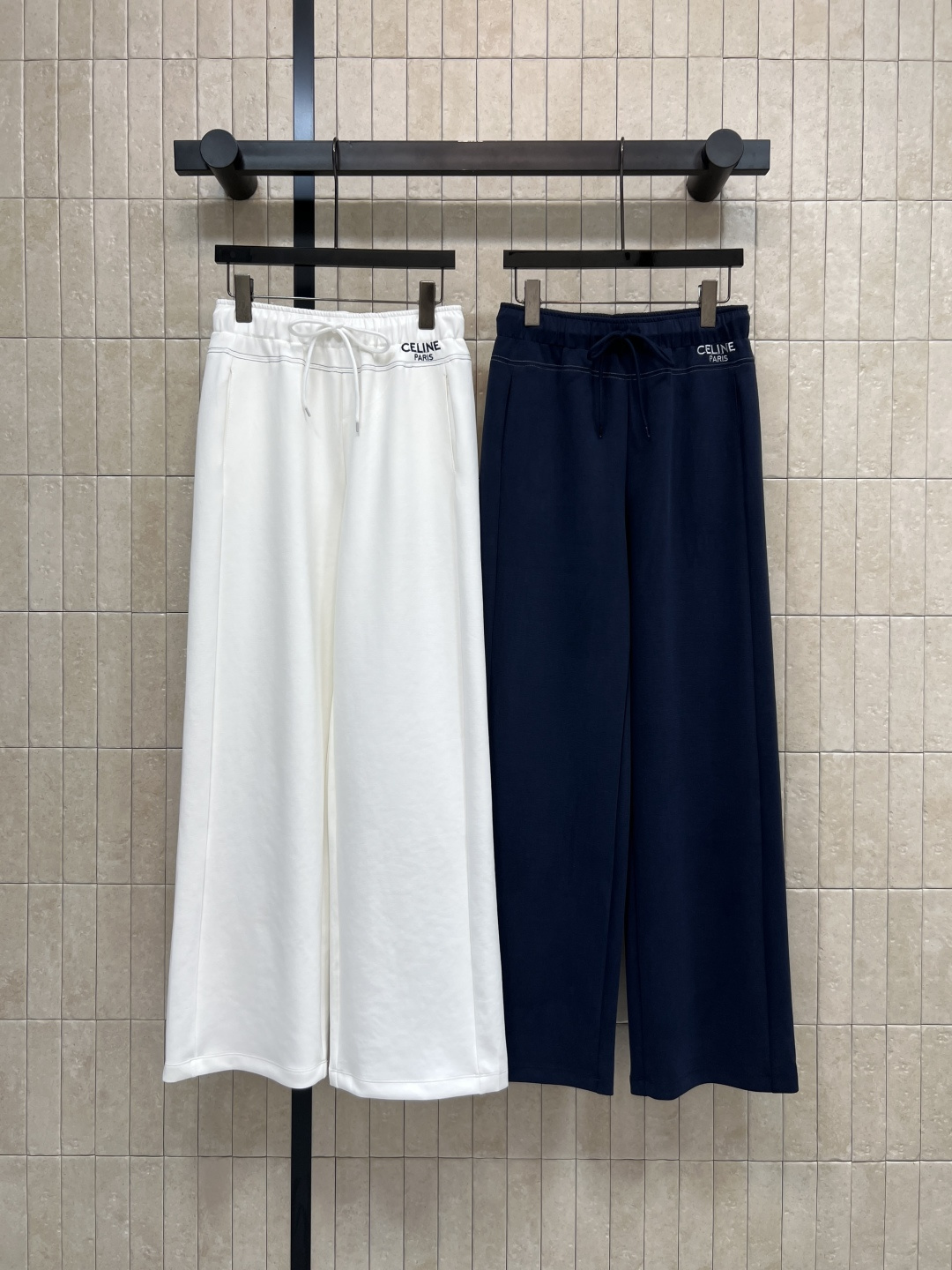 NO:793486,CE Home 26 new spring and summer style embroidered wide-leg casual pants. High-waisted wide-leg pants. Modify body proportions. Drawstring elastic waist. Friendly to all body types. Easily adjust the tightness. Hidden flesh to make you look slimmer without being too picky. Small people can also wear long legs. They look great with T-shirts, shirts or knitted sweaters. Easily get Korean style lazy style or minimalist style. Two colors and three sizes, S-M-L, shirts, tees, t-shirt,19860909CE家 26春夏新款 刺绣阔腿休闲裤 高腰阔腿裤型 修饰身材比例 抽绳松紧腰收腰 对各种身材都友好 轻松调节松紧度 藏肉显瘦不挑身材 小个子也能穿出大长腿 搭T恤 衬衫或针织衫都很出彩 轻松get韩系慵懒风or极简风 两色三码 S-M-L,,shirts,tees，t-shirt,,Women's clothing