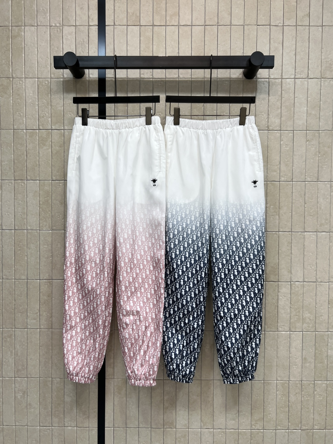 NO:793506,D Home's 26 spring and summer new style gradient printed leggings pants, light and breathable, elastic high waist + leggings type, all-over printed old flower gradient and little bee embroidery, highly recognizable, low-key and elegant, very suitable for spring and summer, loose version and strong tolerance, it is OK to match with sports shoes or casual shoes, easy to create a dynamic look, two colors and three sizes, S-M-L,, dior, sneakers,19860909D家 26春夏新款 渐变印花束脚裤 轻薄透气 松紧高腰+束脚裤型 满印老花渐变还有小蜜蜂刺绣 辨识度拉满 低调又显贵 春夏季节穿超合适 宽松版型包容性强 随便搭配运动鞋或休闲鞋都很OK 轻松打造活力造型 两色三码 S-M-L,,dior,sneakers,,Women's clothing