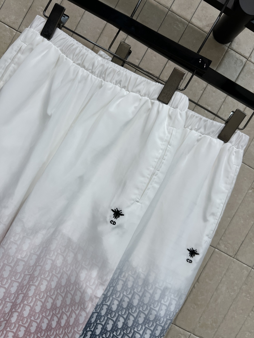 D家  26春夏新款  渐变印花束脚裤  轻薄透气  松紧高腰+束脚裤型  满印老花渐变还有小蜜蜂刺绣 