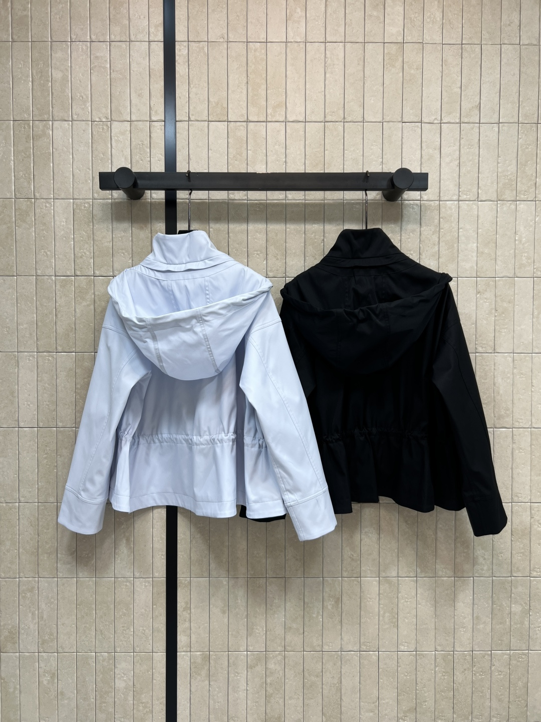 LW家 26春夏新款 连帽抽绳外套   防风面料 抗皱易打理 耐穿又耐看  高领连帽+黑色纽扣+撞色抽绳