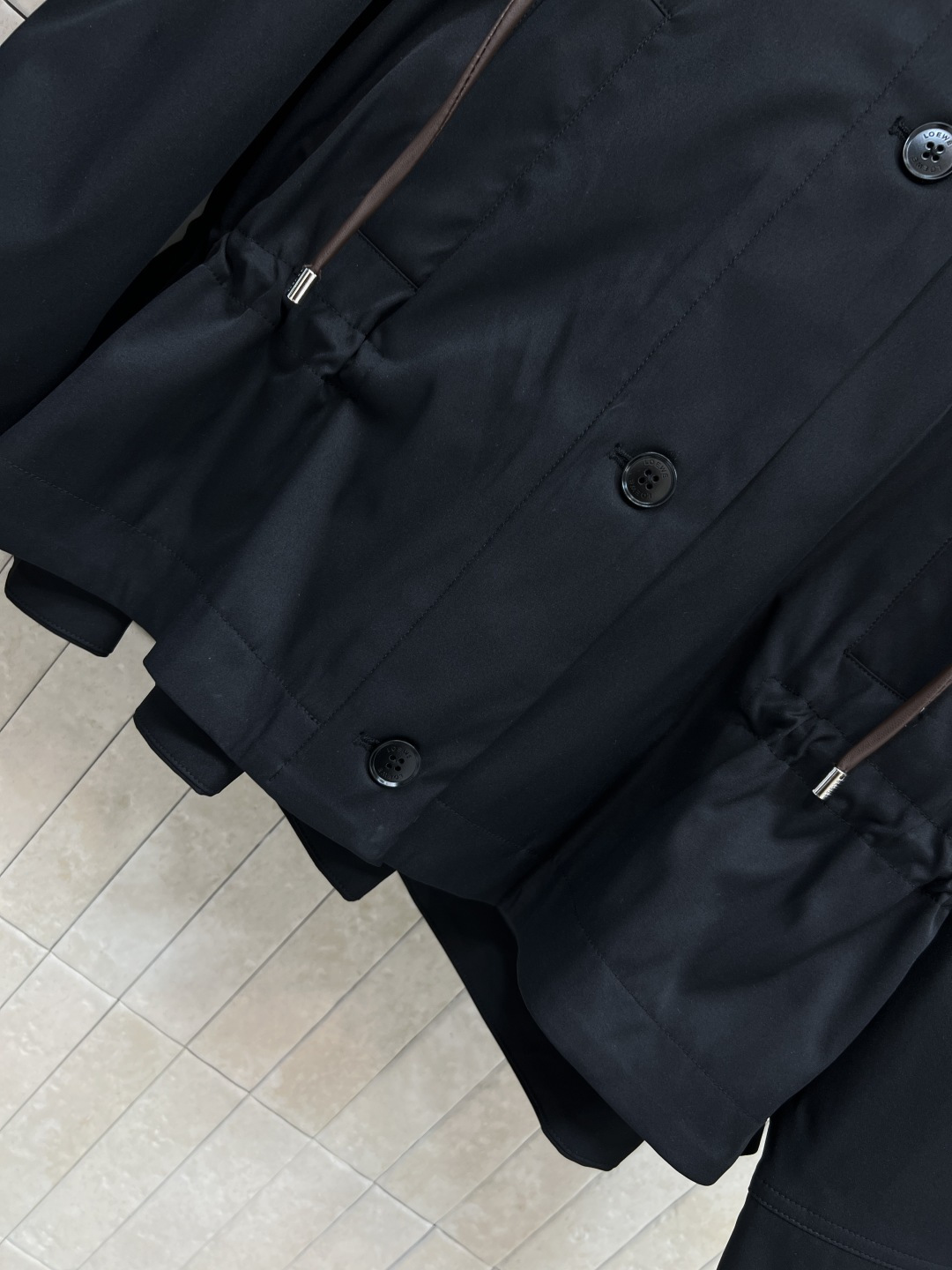 LW家 26春夏新款 连帽抽绳外套   防风面料 抗皱易打理 耐穿又耐看  高领连帽+黑色纽扣+撞色抽绳