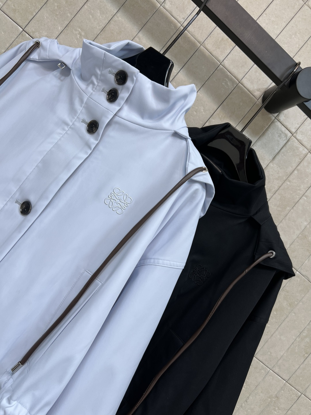 LW家 26春夏新款 连帽抽绳外套   防风面料 抗皱易打理 耐穿又耐看  高领连帽+黑色纽扣+撞色抽绳