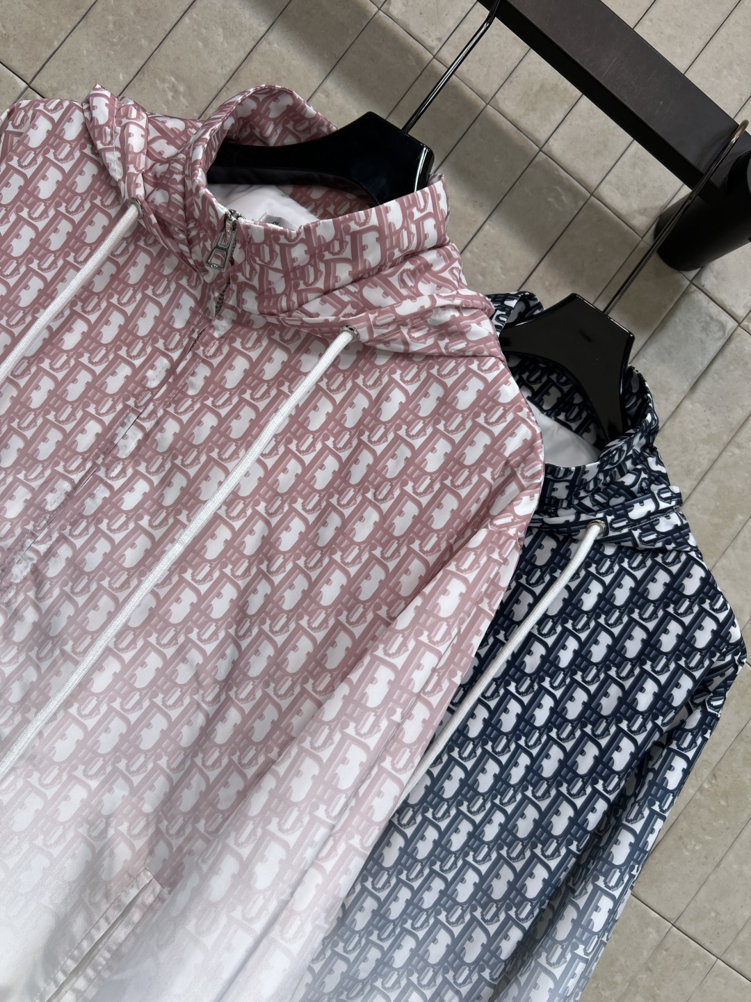 D家  26春夏新款  渐变字母印花连帽外套  短款连帽+松紧袖口  实用又休闲  拉链开合超方便  修