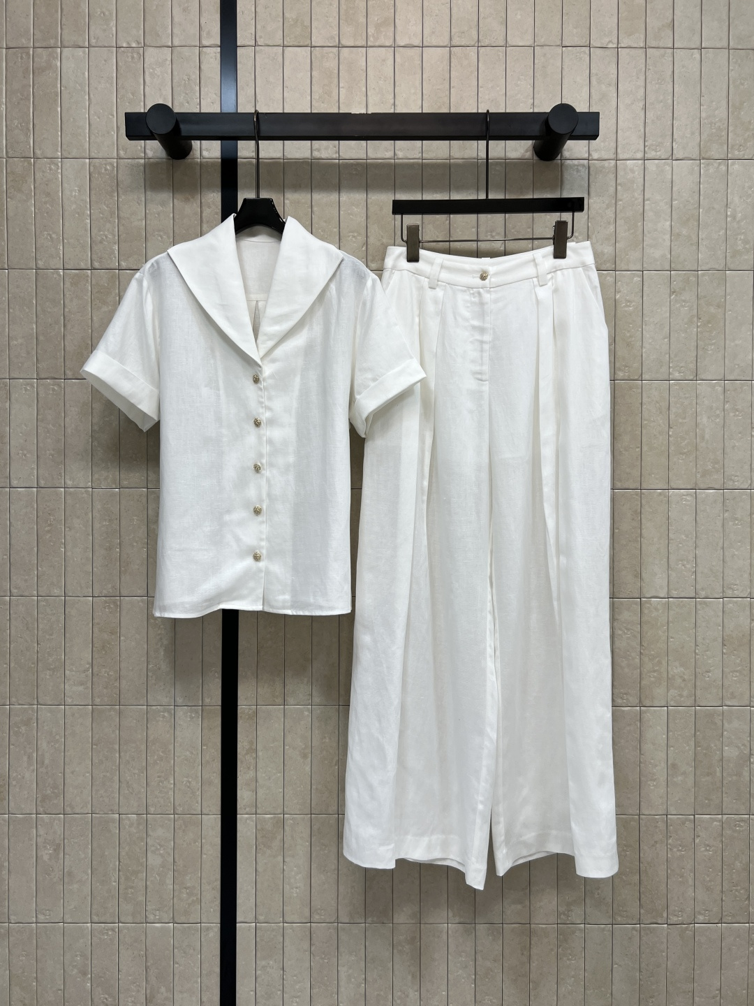 NO:793491,Tops and pants 26 spring and summer new style Linen white suit Lapel short-sleeved shirt + wide-leg pants Natural linen material Breathable and sweat-absorbent with slight pleats Large lapels + gold buttons + cuffs + three-dimensional pleated trousers Exquisite details Full of high-end feel Can be worn for commuting and leisure Three sizes in one color S-M-L, shirts, T-shirt,19860909上衣裤子 26春夏新款 亚麻白色套装 翻领短袖衬衫+阔腿裤 天然亚麻材质 透气吸汗 自带微微褶皱感 大翻领+金色纽扣+翻边袖口+立体压褶裤型 细节精致 高级感拉满 通勤休闲都能穿 一色三码 S-M-L,,shirts,T-shirt,,Women's clothing