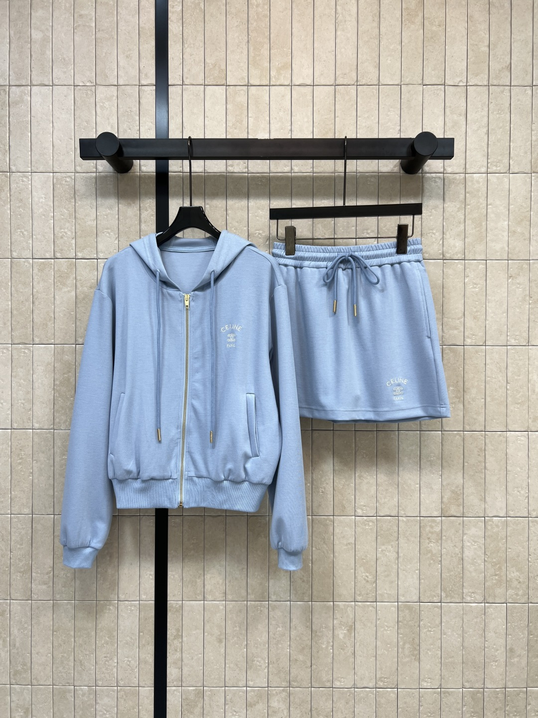 NO:793474,CE Home 26 new spring and summer embroidered hooded sweatshirt suit, hooded zipper jacket + high-waisted shorts, hooded drawstring + gold zipper + pocket design, practical and fashionable, the pants quietly raise the waistline, even small people can wear long legs, simple and unassuming, with a sense of atmosphere, can be worn for daily leisure, home, sports and commuting. Two colors and three sizes S-M-L, hoodie, sweatshirts, shorts, jackets & coats, hats,19860909CE家 26春夏新款 刺绣连帽卫衣套装 连帽拉链外套+高腰短裤 连帽抽绳+金色拉链+口袋设计 实用又时髦 裤子悄悄拉高腰线 小个子也能穿出大长腿 简约不张扬 自带氛围感 日常休闲 居家 运动 通勤都能穿 两色三码 S-M-L,,hoodie,sweatshirts,shorts,jackets & coats,hats,,Women's clothing