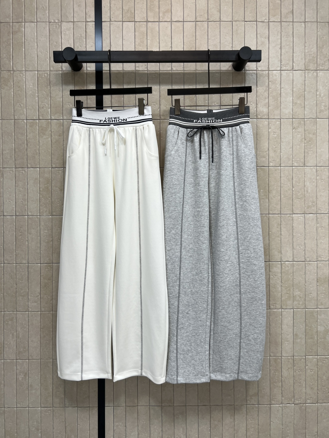 NO:793492,LW's 26 new spring and summer style, open-stitched wide-leg casual pants, letter webbing + drawstring, casual and eye-catching, can firmly lock the waistline without wearing a belt, high waist, wide legs and vertical open-stitching, modify the body proportions, cover the flesh to look slim without picking up the figure, versatile, looks good with any T-shirt or shirt, simple and high-end, two colors and three sizes, S-M-L, shirts, tees, t-shirt,19860909LW家 26春夏新款 明线阔腿休闲裤 字母织带+抽绳 随性又吸睛 不用系皮带也能牢牢锁住腰线 高腰阔腿和纵向明线 修饰身材比例 遮肉显瘦不挑身材 百搭 随便配T恤 衬衫 都好看 简约又高级 两色三码 S-M-L,,shirts,tees，t-shirt,,Women's clothing
