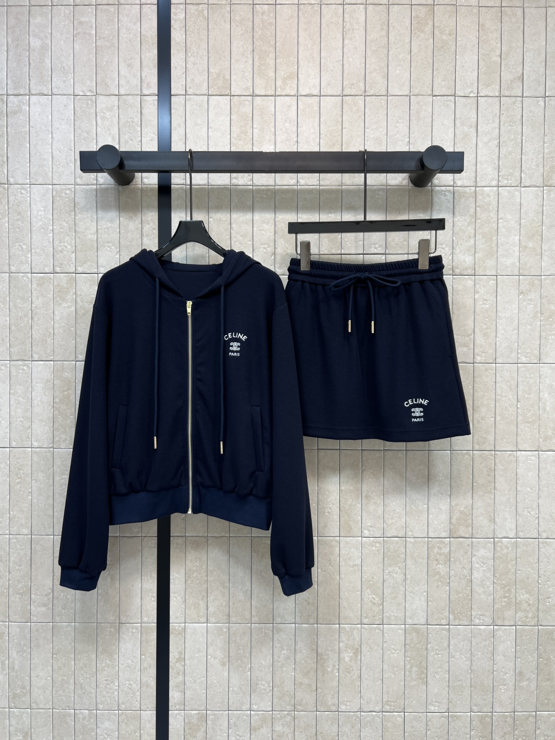 NO:793497,CE Home 26 new spring and summer embroidered hooded sweatshirt suit, hooded zipper jacket + high-waisted shorts, hooded drawstring + gold zipper + pocket design, practical and fashionable, the pants quietly raise the waistline, even small people can wear long legs, simple and unassuming, with a sense of atmosphere, can be worn for daily leisure, home, sports and commuting. Two colors and three sizes S-M-L, hoodie, sweatshirts, shorts, jackets & coats, hats,19860909CE家 26春夏新款 刺绣连帽卫衣套装 连帽拉链外套+高腰短裤 连帽抽绳+金色拉链+口袋设计 实用又时髦 裤子悄悄拉高腰线 小个子也能穿出大长腿 简约不张扬 自带氛围感 日常休闲 居家 运动 通勤都能穿 两色三码 S-M-L,,hoodie,sweatshirts,shorts,jackets & coats,hats,,Women's clothing
