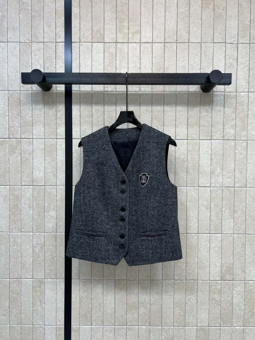 NO:793482,26 spring and summer new style suit vest suit V-neck sleeveless vest + high-waisted wide-leg pants Simple retro style V-neck single-breasted vest + badge decoration High-waisted wide-leg pants + pocket design details1986090926春夏新款 西装马甲套装 v领无袖马甲+高腰阔腿裤 简约复古风 V领单排扣马甲+徽章装饰 高腰阔腿裤+口袋设计细节精致 裤子顺着腿型垂落 走路带风 慵懒随性又藏肉 轻松切换休闲or正式场合,极简高级感get 一色三码 S-M-L,,business suit,,Women's clothing