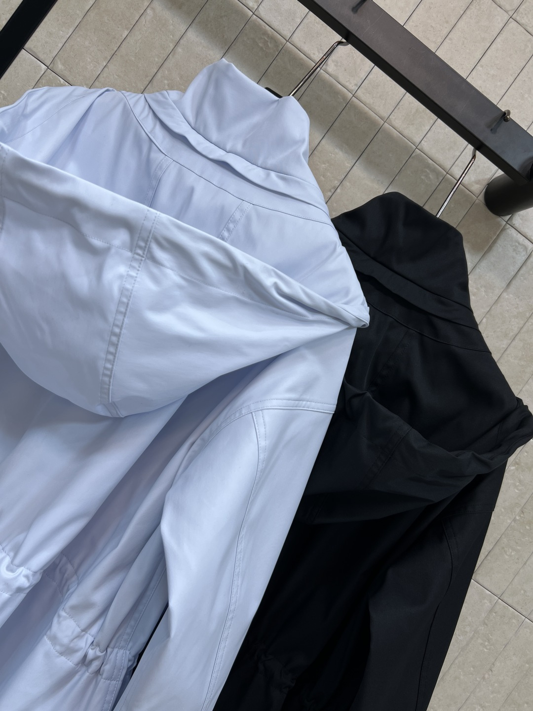LW家 26春夏新款 连帽抽绳外套   防风面料 抗皱易打理 耐穿又耐看  高领连帽+黑色纽扣+撞色抽绳