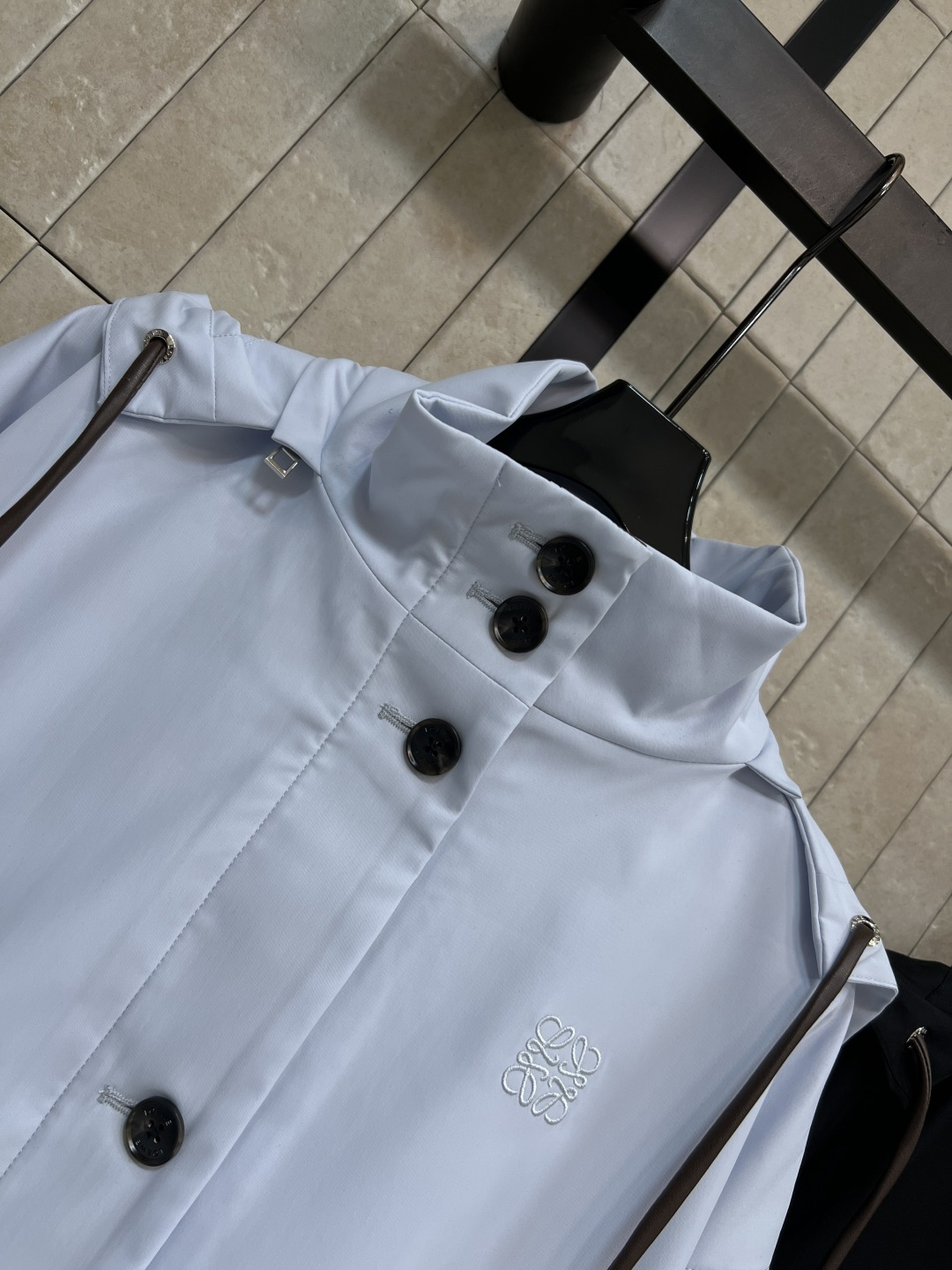 LW家 26春夏新款 连帽抽绳外套   防风面料 抗皱易打理 耐穿又耐看  高领连帽+黑色纽扣+撞色抽绳