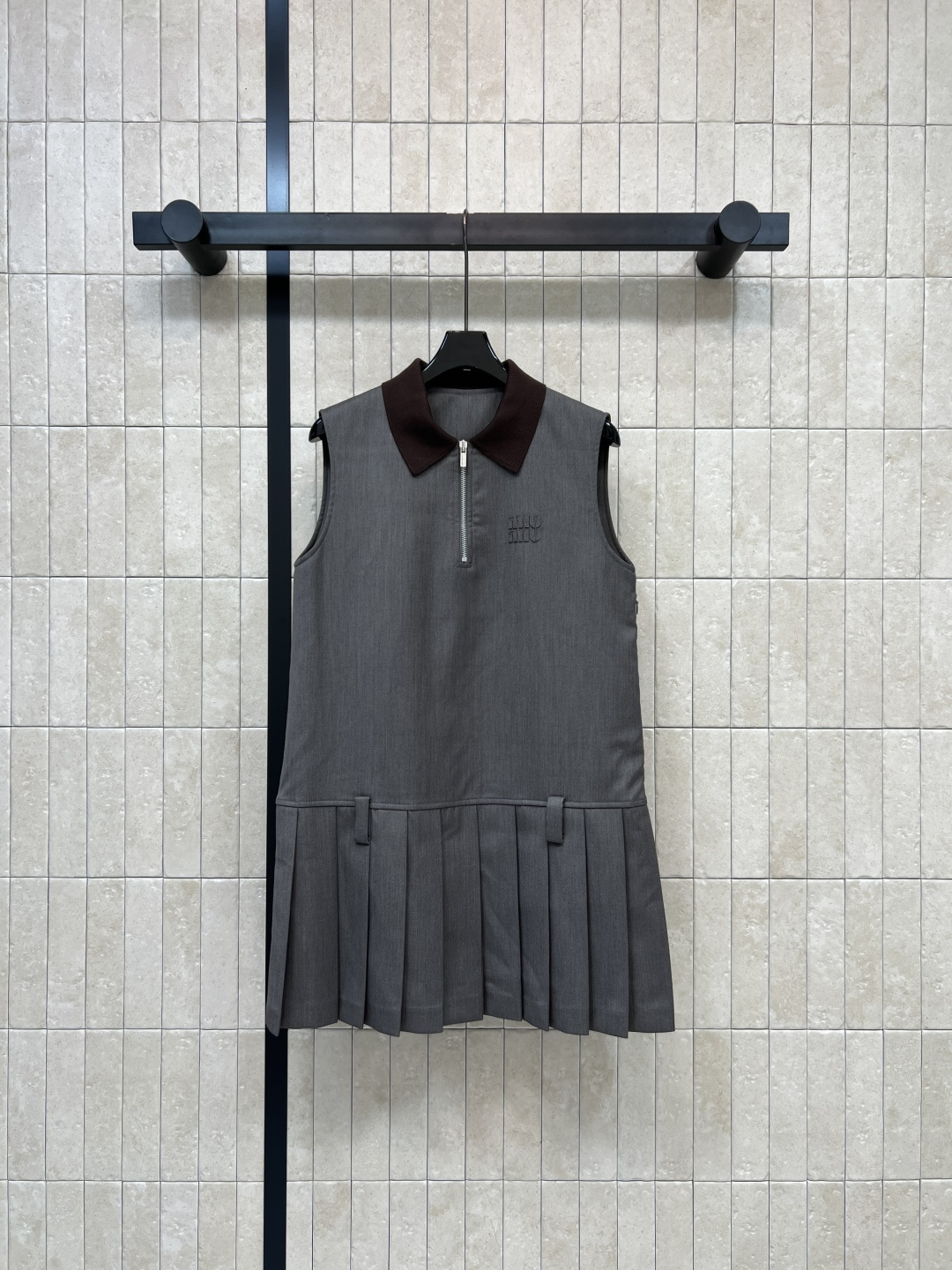 NO:793476,MIU's 26 new spring and summer style Polo collar sleeveless pleated skirt. Sleeveless waist + pleated hem. Modifies body proportions. Covers the flesh to look slimmer without picking up the figure. Easy to put on and take off. You can also freely adjust the opening and closing of the neckline to unlock different senses of laziness. It is great for commuting, shopping and taking photos. Pair with canvas shoes or white shoes to easily get a college style. Three sizes in one color S-M-L,,miumiu,skirts,19860909MIU家 26春夏新款 Polo领无袖百褶裙 无袖收腰+下摆百褶 修饰身材比例 遮肉显瘦不挑身材 方便穿脱 还能自由调节领口开合度 解锁不同慵懒感 通勤 逛街 拍照都很出片 搭配帆布鞋或小白鞋 轻松get学院风 一色三码 S-M-L,,miumiu,skirts,,Women's clothing
