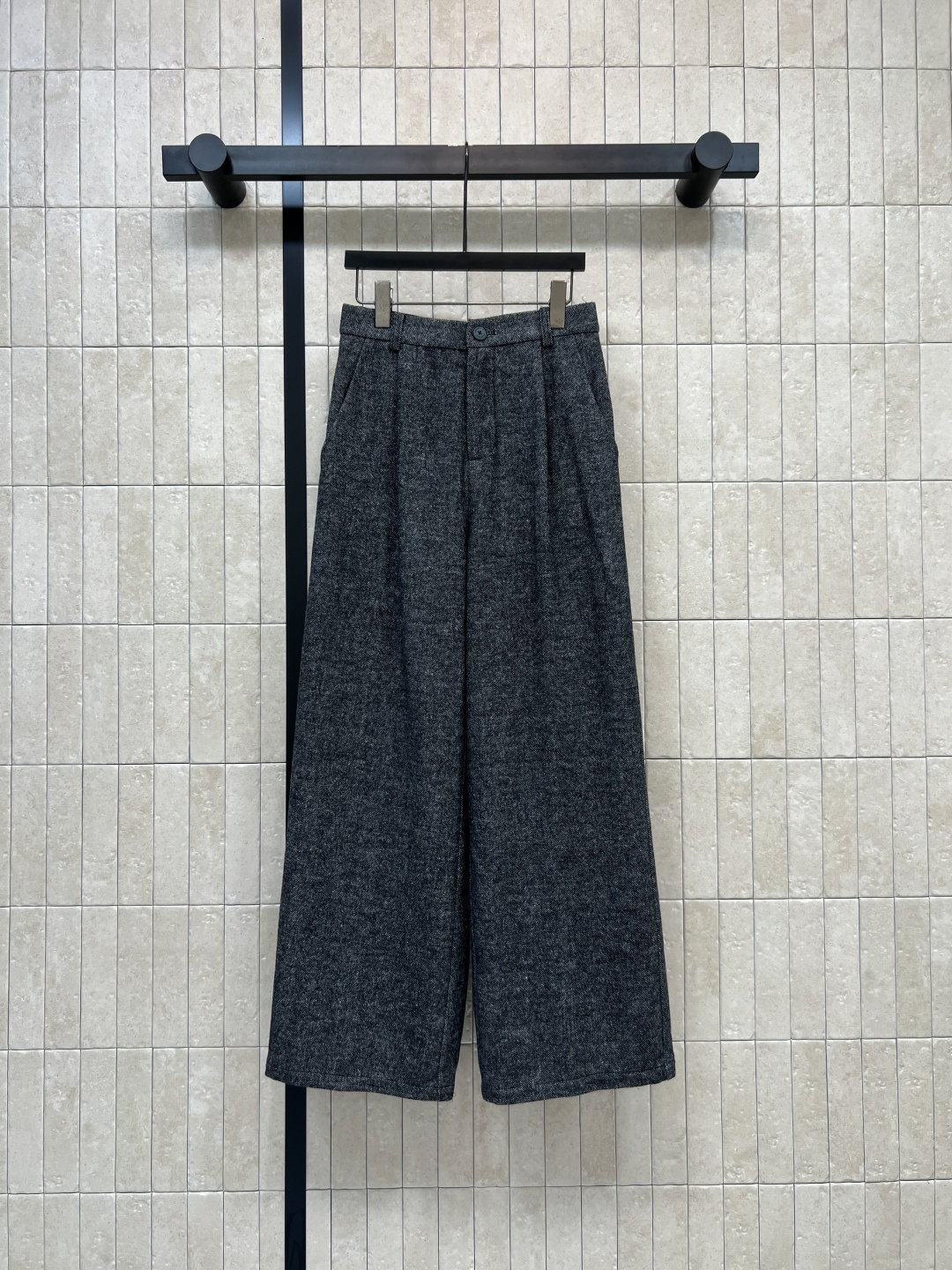 NO:793485,26 spring and summer new style suit vest suit V-neck sleeveless vest + high-waisted wide-leg pants Simple retro style V-neck single-breasted vest + badge decoration High-waisted wide-leg pants + pocket design details1986090926春夏新款 西装马甲套装 v领无袖马甲+高腰阔腿裤 简约复古风 V领单排扣马甲+徽章装饰 高腰阔腿裤+口袋设计细节精致 裤子顺着腿型垂落 走路带风 慵懒随性又藏肉 轻松切换休闲or正式场合,极简高级感get 一色三码 S-M-L,,business suit,,Women's clothing