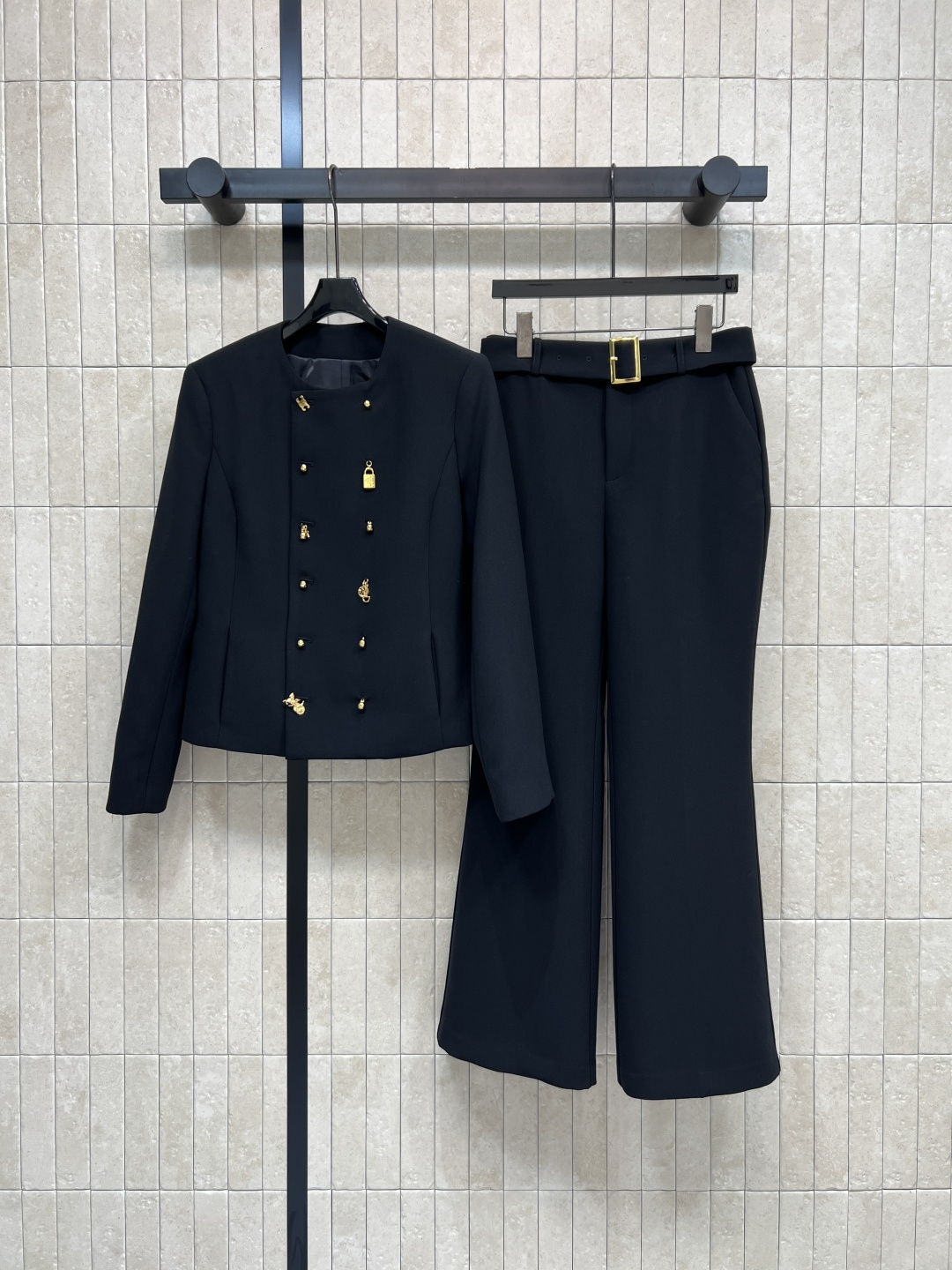 NO:793499,26 Spring and Summer New Style Black Gold Suit Suit Double-breasted blazer + suit trousers Good drape, anti-wrinkle and wear-resistant, not easy to pill and deform, three-dimensional decorative buckle + gold square buckle belt, retro and exquisite, modifies body proportions, covers the flesh to look slim without picking up the figure, can be easily managed in the workplace or in daily life, with a smart and fashionable atmosphere, one color, three sizes, S-M-L,, jackets & coats, business suit,1986090926春夏新款 黑金西装套装 双排扣西装外套+西装长裤 垂坠感好 抗皱耐磨 不易起球变形 立体装饰扣+金色方扣腰带 复古精致 修饰身材比例 遮肉显瘦不挑身材 职场or日常都能轻松驾驭 智性时髦氛围感直接拉满 一色三码 S-M-L,,jackets & coats,business suit,,Women's clothing