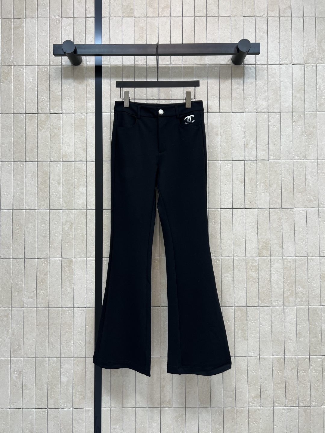 NO:793940,Xiaoxiangjia 26 spring and summer new style black bootcut trousers, high waist and bootcut cut, appear taller and slimmer, perfectly modify the leg shape, pockets with exquisite logo + metal logo buttons, low-key luxury, full of details, comfortable and not clinging to the legs, easy to control for daily commuting and leisure, black is versatile, looks great with any sweater, shirt or suit jacket, easy to switch styles, three sizes in one color, S-M-L,,chanel,jackets & coats,shirts,business suit,19860909小香家 26春夏新款 黑色微喇裤 高腰微喇剪裁 显高显瘦 完美修饰腿型 口袋精致标识+金属logo纽扣 低调奢华 细节拉满 穿着舒适不贴腿 日常通勤 休闲都能轻松驾驭 黑色百搭 随便配针织衫 衬衫或西装外套都很出彩 轻松切换风格 一色三码 S-M-L,,chanel,jackets & coats,shirts,business suit,,Women's clothing