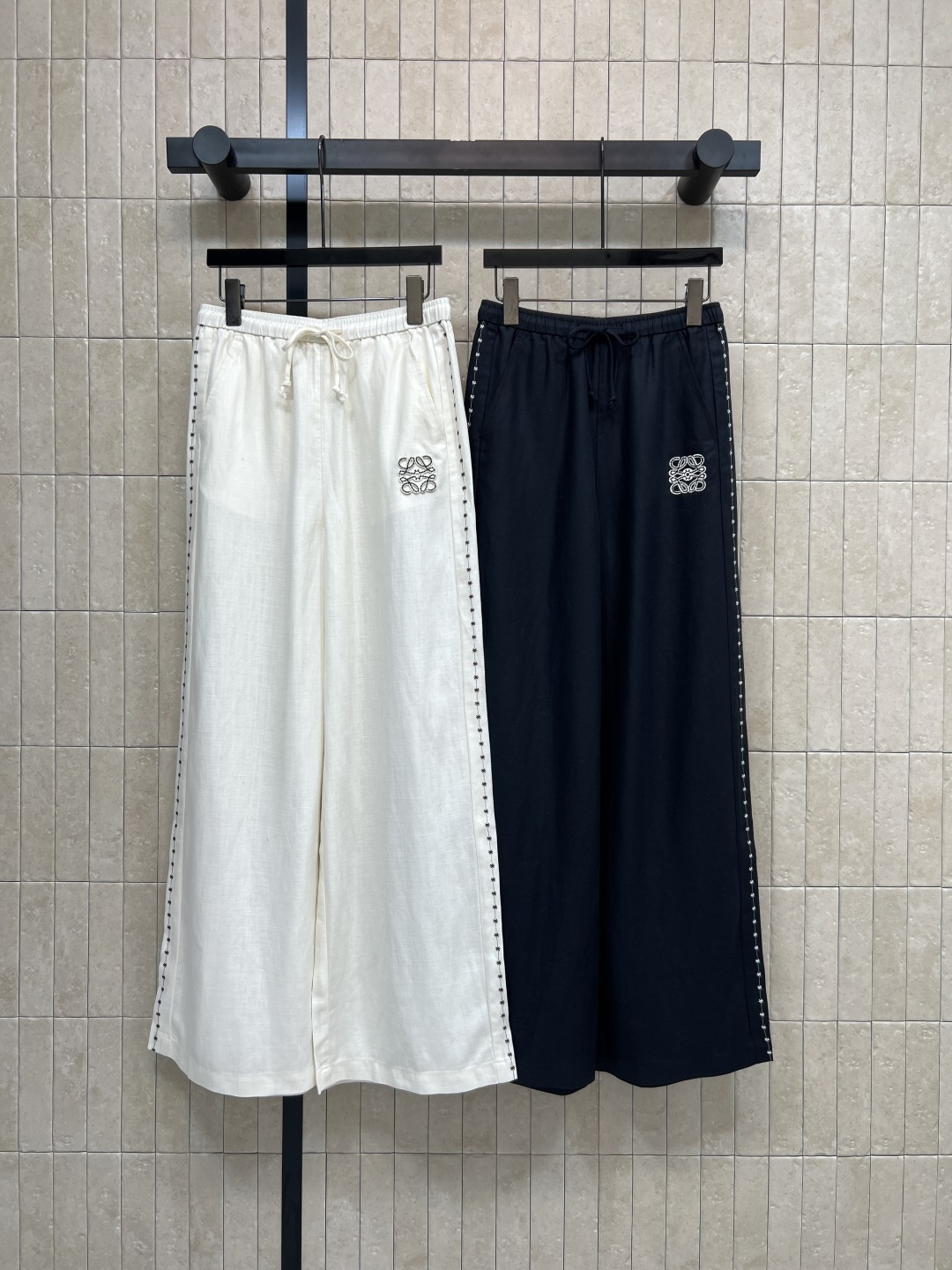 NO:793946,LW's 26 new spring and summer style linen breathable wide-leg pants. Light and breathable without being sweaty. Exclusive comfort for spring and summer. High waist and wide legs + drawstring design. Covers the flesh and makes you slim. Top-stitch embroidery. Super friendly to pear-shaped/apple-shaped figures. Looks great with short tops and T-shirts. Can be worn for commuting/leisure/vacation. Full of practicality. Two colors and three sizes, S-M-L, tees, t-shirt,19860909LW家 26春夏新款 亚麻透气阔腿裤 轻薄透气不闷汗 春夏专属舒适感 高腰阔腿+抽绳设计 遮肉显瘦 明线刺绣 对梨形/苹果型身材超友好 配短上衣 T恤都超好看 通勤/休闲/度假都能穿 实用性拉满 两色三码 S-M-L,,tees，t-shirt,,Women's clothing