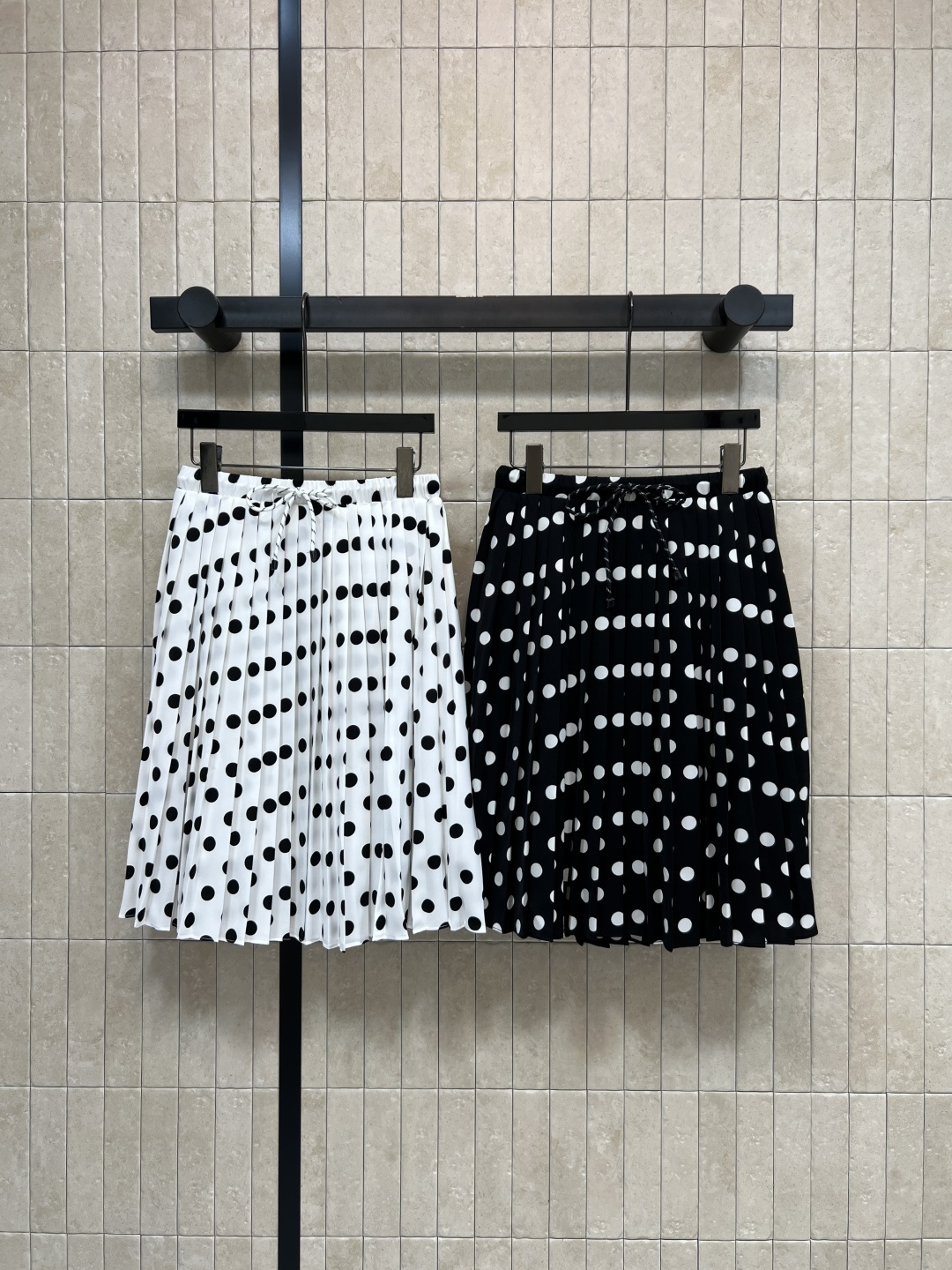 NO:793949,26 spring and summer new style. Classic polka dot pleated skirt. Smooth fabric carries light steps. Classic black and white polka dot print + drawstring waist. Covers the flesh and looks slim. Retro and reduces age. Adjustable drawstring waist. Mid-length to modify the leg shape. Slimming and versatile. Easily manage for daily commuting, dating and vacation. Pair with T-shirt or shirt to get Korean/French style. Fashionable and practical. Two colors and three codes.  S-M-L,,skirts,shirts,tees,t-shirt,1986090926春夏新款 经典波点百褶半身裙 顺滑面料承载着轻盈步履 经典黑白波点印花+抽绳腰头 遮肉显瘦 复古又减龄 抽绳腰部可调节 中长款修饰腿型 显瘦又百搭 日常通勤 约会 度假都能轻松驾驭 搭配T恤或衬衫就能get韩系/法式风格 时髦又实用 两色三码 S-M-L,,skirts,shirts,tees，t-shirt,,Women's clothing