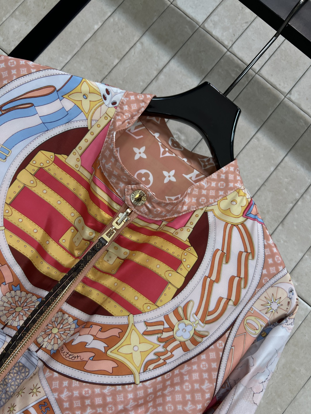 L家 26春夏新款 复古满印双面穿棒球服 顺滑面料摸起来超舒服 正反都抗皱 短款版型+罗纹收腰 金色锁头